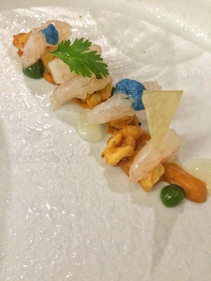 Galleria fotografica






Si inizia con una degustazione di crudi di mare e oli: lo scampo con sale delle Hawaii e olio al mandarino, i gamberetti con sale rosa dell'Himalaya e olio al limone, il gambero rosso con sale blu di Persia e olio all'arancia, lo scorfano con fior di sale e olio all'alloro, il San Pietro con sale Maldon e olio alla carruba, il tonno con sale di Trapani e olio affumicato, il calamaro con sale nero delle Hawaii e olio alla cenere









Da sottolineare anche i pani, a base di antichi grani siciliani: la pagnotta è fatta con farina di Tumminia, i cracker di Perciasacchi, i grissini con un blend di Russello e Perciasacchi






