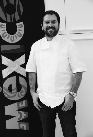 Galleria fotograficaFulvio Pierangelini, a lungo chef del Gambero Rosso di San Vincenzo (Livorno)La celebre Passatina di ceci con gamberi di Fulvio Pierangelini (qua il racconto integrale della lezione)Davide Scabin, chef del Combal.Zero di Rivoli (Torino)Il cyber egg di Davide Scabin, piatto simbolo del cuoco piemontesePasta salad di Davide ScabinVittorio Fusari, Dispensa Pane e Vini ad Adro (Brescia)L&rsquo;Interpretazione dell&rsquo;agnello di Alpago di Vittorio FusariLa pecora con gli occhiali della Val di Fanes, Vittorio FusariVirgilio Martinez, ristorante Central, Lima, Per&ugrave;
&nbsp;Capasanta, ka&ntilde;ihua&nbsp;di Ayaviri, emulsione di camu-camu di Virgilio MartinezErba andina/patata essiccata a 3mila metri, cacao amazzonico e giardino di Virgilio MartinezMeryem Cherkaoui de La Maison du Gourmet di Casablanca, MaroccoVongole allo zafferano in brodo con sapori marocchini, mandorle, fave e croccante di&nbsp;Meryem CherkaouCarlos Garcia, chef del ristorante Alto di Caracas, VenezuelaOssobuco nero con ossobuco di patata e soffritto criollo di Carlos GarciaLingua di cacao, Carlos GarciaOstrica di pomodoro di&nbsp;Roberta Sudbrack del ristorante Sudbrack di Rio de Janeiro (Brasile)