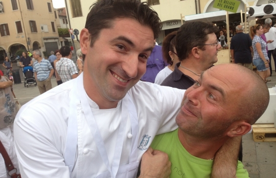 Galleria fotograficaFabio Pisani di Aimo e Nadia e il suo partner della rassegna, Davide Longoni del panificio LongoniPer Pisani e Longoni, un'apprezzatissima Rosetta di Petra con cicerchie, ciocriette selvatiche e ricotta marzoticaMarco Valletta dell'Accademia del pane e Maria Grazia Attolini della Dolcetteria di Rimini. Per loro Tondo morbido di glutin&ograve; all'origano con polpa di trota del Sile e zucchine marinate all'agretto&nbsp;(foto Sarah Scaparone)Aurora Mazzucchelli del ristorante Marconi di Sasso Marconi (Bologna) era in coppia con Massimo Vitali del panificio Vitali di Cesenatico (Forl&igrave;-Cesena)Per loro anche un insolito tocco di cioccolato tra due fette di Ciabattina di Petra con fiocchi di germe di grano, ripiene anche di formaggio ragusano, origano sicliano e olive fresche. Rievocazione di memorie d'infanzia per la MazzucchelliSimone Padoan de I Tigli di San Bonifacio (Verona) era in tandem con Pietro Freddi dell'omonima forneria di Casto (Brescia)Per loro, un Tondo morbido di Petra con farina di piselli germinati con tonno, ruchetta, cipolla in carpione, alga nori e yogurt alla senape. Un hot dog di tonno, insomma, quello di Padoan/Freddi, giocato sul concetto di "maiale del mare"Marco Stabile dell'Ora d'Aria di Firenze e Alessio Cecchi dell'Antico Forno Bacci di Campi Bisenzio (Firenze)Stabile/Cecchi: Ciabattina di Petra, mortadella di Prato, cavolo cappuccio, pecorino marzolino, scorza di lime e ketchup di peperoni (foto Sarah Scaparone)Lionello Cera dell'Antica Osteria Cera di Campagna Lupia (Venezia), in coppia con Nicola Trentin de Le Delizie del Grano di Cittadella (Padova)Alessandro Spoto di Voglia di Pane (Torino) ed Eugenio Roncoroni de Al Mercato di Milano. Per loro una Piadina di farina di grano saraceno germinato (brick 1240) con fegatini di pollo, lattuga, senape e salsa tailandese piccante agrodolcePiazza Maggiore, salotto estenseUn panino fusion nord-sud: Pagnottina cafona di Petra con capocollo e mozzarella di bufala campana Dop. L'hanno assemblato assieme Raffaele Vitale di Casa del Nonno 13 (Mercato San Severino, Salerno) e Paolo Piantoni del Panificio El Forner di Brescia