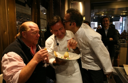 Galleria fotografica






Giuseppe Rambaldi del Combal.Zero, in sostituzione dello chef Davide Scabin, Mario Batali, Babbo e tanto altro a New York e Cesare Battisti, Ratanà a Milano








Ravioli gamberi e basilico con burro e zucca di Mario Batali








Penne con crema di peperoni di Cesare Battisti








Riccardo Felicetti e Pavia Rosati








Mario Batali e Alex Pilas, responsabile delle cucine di Eataly New York








Moreno Cedroni, ristorante Madonnina del Pescatore di Senigallia (Ancona) e Dave Pasternack, Esca a New York City








Baccalà e lepre in salsa di lamponi di Moreno Cedroni








Crudo con mele e rape di Dave Pasternack








Alessandra Rotondi, Moreno Cedroni e il suo sous chef Luca Abbadir








Berlucchi nei calici








I protagonisti della cena del primo giorno in Birreria di Eataly: Alex Pilas, Carlo Cracco, Matteo Monti, Mauro Uliassi, Giuseppe Rambaldi, Cesare Battisti, Mark Ladner, Katia Delogu, Mario Batali e Claudio Ceroni di Magenta Bureau








Appuntamento al buio, il dessert di Katia Delogu








Sala piena sul tetto di Eataly








Batali fotografa Massimo Bottura e Daniel Boulud, protagonisti della prima lezione del secondo giorno








Massimo Bottura, Sara Peirone di Lavazza e Paolo Marchi





