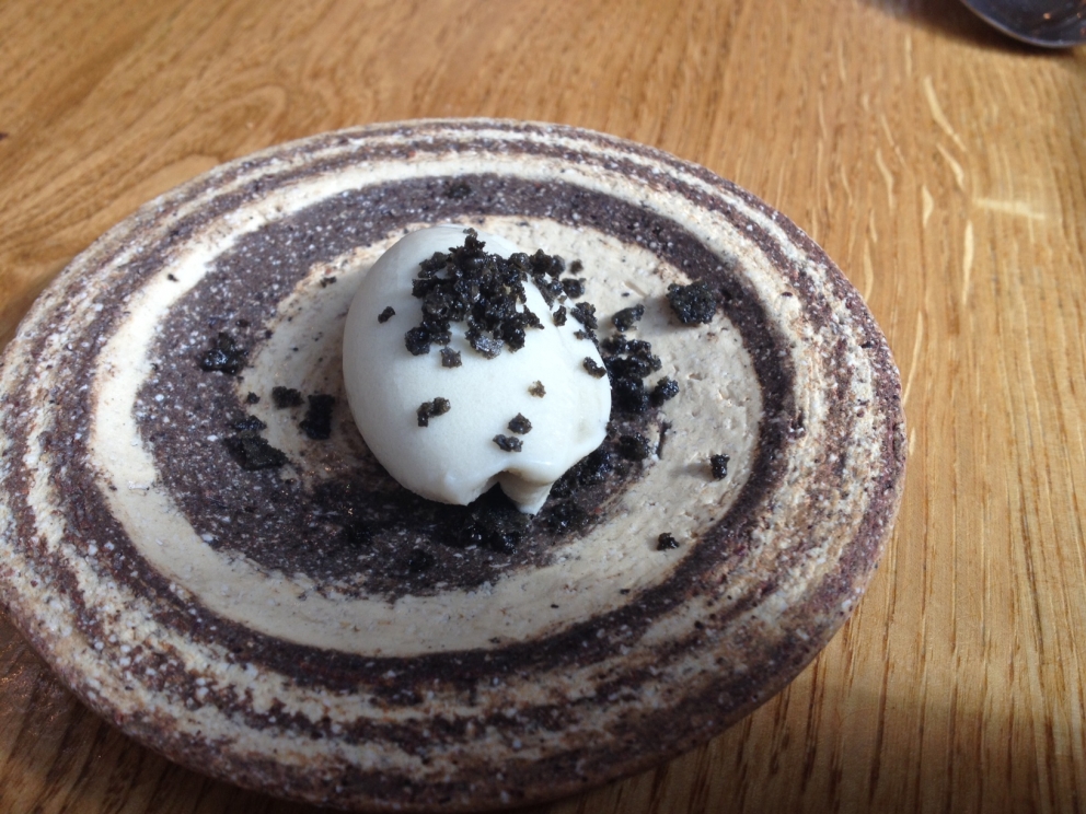 Galleria fotografica






Manzo, lampone, parmigiano








Piselli, panace e arancio confit








Bietole e more








Uovo, mais, cumino








Pomodori, mandorle e polveri di basilico rosso e verde








Pan brioches su un letto di fieno con burro della Normandia








Brodo di gamberi e carote








Calamaro, tartare di speck, aglio confit e cavolo riccio








Anguilla e sesamo nero (e cubetti nascosti di mela verde)








Scegli l'arma...








...per sezionare il Piccione con radici








Mousse di cavolfiore e cioccolato bianco e sorbetto di cocco








Cioccolato e timo





