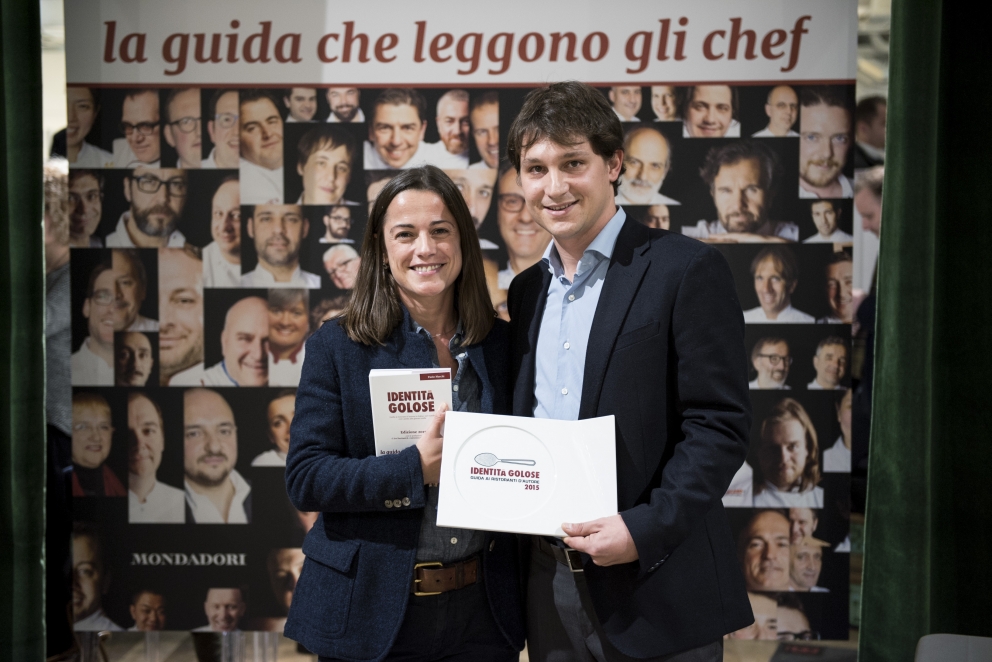 Galleria fotograficaEataly Smeraldo di Milano gremito per la presentazione della guida Identit&agrave; Golose 2015.Sul palco che spesso ospita concerti è di scena questa volta Paolo Marchi, fondatore e curatore della guida. Con lui anche Claudio Ceroni di Magenta Bureau, il braccio operativo di IG.Un'altra immagine, dall'alto......e via all'evento. Claudio Ceroni, al centro, invita sul palco il "padrone di casa" Oscar Farinetti. Coi due anche la presentatrice della serata, Tarsia Trevisan.Poi è la volta di Paolo Marchi, qui con Stefano Peccatori, direttore generale libri di Mondadori Electa, che edita la guida per il secondo anno consecutivo.Partono le premiazioni. Il primo a salire sul palco &egrave; Fabrizio Ferrari, chef de Al Porticciolo 84 di Lecco, a lui va il "Birra in cucina", premio Birra Moretti. Glielo consegna Alfredo Pratolongo, Direzione comunicazione e affari istituzionali di Heineken Italia.Sono tre i premiati, invece, da Ruinart (per mano del senior brand manager, Riccardo Caliceti, sulla destra) per la Migliore carta dei vini e dei distillati: Walter Meccia, Edoardo Boncinelli e Gabriele Fedeli, de Il Palagio, ristorante del Four Seasons di Firenze.&nbsp;Grandi applausi per il Migliore sommelier. Che &egrave; una donna, la giovane Elisa Bellavia del Cinzia - Da Christian e Manuel&nbsp;di Vercelli. A premiarla &egrave; Carlo Bianchi, Area manager NordOvest di Cavit.Il premio Ebnt va al Miglior ma&icirc;tre, in questo caso Maniel Miliccia, sorridente sulla destra: lavora al Piazza Duomo di Alba (Cn). A consegnargli il riconoscimento &egrave; Alfredo Zini, presidente dell'Ente bilaterale nazionale turismo.Piero Gabrieli, direttore marketing di Molino Quaglia, consegna poi il premio Petra-Molino Quaglia per il Miglior cestino del pane a Monica Magnini, del ristorante Guido da Costigliole di Santo Stefano Belbo (Cn).E' il turno della Sorpresa dell'anno, che giunge dalla Romagna: a Montiano (Fc) c'&egrave; infatti il ristorante Le Giare di Gianluca Gorini, discepolo di Paolo Lopriore. Per lui il premio Bonaventura Maschio direttamente dalle mani di Anna Maschio, una delle giovani anime dell'azienda di famiglia.Il Migliore chef straniero viene dalla Francia, da Parigi per la precisione: si tratta di David Toutain, dell'omonimo ristorante, nella foto in compagnia della nostra Cinzia Benzi e di Romana Tamburini (sulla destra), presidente Surgital Spa, che gli consegna il premio Surgital-Divine Creazioni.&nbsp;Miglior sous chef per la guida 2015 &egrave; Simone Nebbia del S'Apposentu di Casa Puddu, il ristorante di Roberto Petza. a Siddi (Vs). A consegnargli il premio Zafferano 3 Cuochi &egrave; Paolo Daperno, direttore generale Bonetti Spa.Sara Peirone è Top gastronomy manager di Lavazza: la persona giusta per celebrare il Miglior pasticcere, il bravo Luca De Santi, che lavora Al Mercato e al Ratanà, entrambe insegne milanesi.Si assomigliano... s&igrave;, sono fratelli: a Elia e Matteo Rizzo, de Il Desco di Verona, va il premio "Giovane famiglia" della Casa vinicola Zonin.E' il turno del Miglior chef dell'anno, un volto parzialmente nuovo, perch&eacute; &egrave; italiano (della provincia di Treviso) ma lavora dal 2009 in Giappone, al Bulgari Ginza Tower di Tokyo: &egrave; Luca Fantin, lo abbiamo intervistato qui. Conquista il premio Consorzio Grana Padano, a porgerglielo &egrave; il presidente del Consorzio stesso, Cesare Baldrighi.La Migliore chef invece arriva dal profondo Sud... proprio come il nome del suo ristorante, Sud appunto, a Quarto (Na). Si tratta di Marianna Vitale, a sinistra, premiata da Barbara D'Amico, Marketing manager Italia di Acqua Panna-S. Pellegrino.
