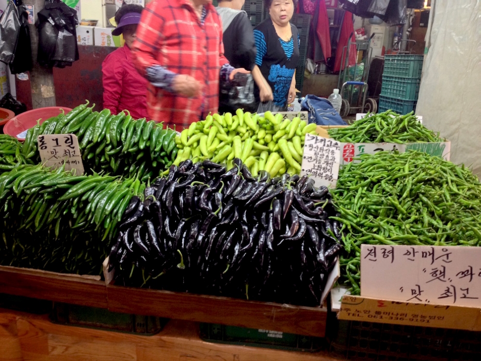 Galleria fotografica






Panoramica dal 32mo piano del Lotte Hotel di Seul. La capitale della Corea del Sud (che i locali pronunciano "sol"), con 10 milioni di abitanti (25 considerando tutta la proncia di Gyeonggi) è tra le città più popolose al mondo








Sfigurata nel Novecento dai Giapponesi (prima parte del secolo) e dalla guerra di Corea (1950-1953), oggi Seul ha un aspetto moderno, piuttosto occidentale








Con decine di milioni di turisti all'anno, Seul è tra le 10 città più visitate al mondo. Nella foto, una delle attrazioni più viste in città: il Dongdaemun Design Plaza, progettato da Zaha Adid e Samoo e completato nel marzo del 2014
 








A passeggio per il quartiere di Myeongdong, molto frequentato anche per l’alta concentrazione di ristoranti








Il viaggio era cominciato bene: tra le opzioni commestibili sui voli di Korean Air c’è proprio una squisita Bibimpap, con tanto di foglietto illustrativo








Bancarelle all’ingresso del mercato Namdaemun, tra i più popolari di Seul. Chiunque può andare e comprare; non occorrono licenze








Namdaemun, trippa a mollo








L’affitto di una bancarella al Namdaemun costa circa 2.000 dollari americani al mese, ma consente un ricavo medio mensile di almeno il doppio








Cozze giganti, molto popolari sulle tavole coreane








I mercati sono sterminati, molto puliti e per nulla caotici








All’interno del mercato, c’è anche un ristorante molto spartano e molto buono. Serve di tutto: hoe (pesce crudo), kimchi (verdure fermentate), guk tang (zuppe), bibimpap…








Baek kimchi: cavolo stufato con rape bianche, pere, prezzemolo coreano. Talvolta è servito anche con le castagne








Scodella di Bibimbap








Uova di quaglia bollite, aglio e edamame








A chiusura del pasto, ecco una bella zuppa fumante (erano le 8 del mattino)








Zuppa di alghe e merluzzo








Mingles, sulla Cheongdam-dong nel quartiere di Gangnam-gu, è l’indirizzo più interessante di cucina coreana contemporanea. L’ha aperto poco più di un anno fa Mingoo Kang, tornato a casa dopo esperienze da Martin Berasategui e da Nobu Bahamas








Mingoo Kang propone un solo menu degustazione da 88.000 won (circa 70 euro). Ognuno dei piatti contiene sempre un elemento fermentato








Mingles esprime un approccio creativo fondato però sulle salse fermentate, pilastro della cucina coreana tradizionale: cho (aceto), gan-jang (salsa di soia), gochu-jang (pasta molto piccante di peperoni rossi, fagioli di soia bolliti e sale), doen-jang (pasta di fagioli di soia), erbe e spezie








Composizione iniziale di amuse bouche. Da sinistra a destra: Polpo, foglia di senape e pasta di aioli fermentata; Gelatina di bacche omija, zuppetta di asparagi bianchi, mirtilli e spuma di aceto nero e Pera arrotolata nella sogliola (salsa di gochu jang marinata nello yuzu), uva e peperoncino








Sandwich di fegato di rana pescatrice in sfoglia di miele su chip di funghi








Insalata di noodle di riso con senape coreana, spuma di tofu, alghe marinate, abalone e aragosta








Torchon di foie gras marinato nel doen jang (pasta di fagioli di soia), vino di prugne dorate corane e kimchi bianco








Branzino al vapore con calamari mignon brasati in cima e alga combu, brodo di alghe, granchio e kimchi bianco








Cracker di alghe e tapioca con polvere di tartufo, uova di salmone, melanzana e purea di mango








Noodle di umami (capelli d’angelo, pasta di alghe e inchiostro di seppia), brodo di pollo e pesce, spuma di lemongrass, ricci di mare, ostriche fritte e gambero








Per dessert, Crème brulee di jang tro, pican di gan-jang, gochu-jang, gelato alla vaniglia e spuma di whisky








La squadra del ristorante Mingles fa festa a fine cena coi colleghi dell’Osteria Francescana. Al centro, Massimo Bottura, presenza illustre del Seoul Gourmet Festival (leggi qui)








Al centro, Vivian Han, patron del ristorante Congdu, uno dei più quotati in città, il posto ideale esperire la doppia anima della cucina coreana, tra la tradizione e una avanguardia moderata. Con lei si riconoscono lo chef Hwan Eui Lee e Chris Kwon, regista di sala (foto David Rosengarten)








The bella veranda del ristorante Congdu, indirizzo 116-1 Deoksu Palace








Spalla di maiale Jeju cotta in bassa temperatura per 48 ore con gimchi invecchiato








Carpaccio di manzo con 3 tipi di salsa di soia stagionata, caviale e insalata di fiori








Il cocktail più noto del Congdu: makgeolli di fagioli neri e ginseng rosso invecchiato 6 anni








AND dining, il ristorante di Jinmo Jang, si trova sulla Hannam-dong, quartiere di Yongsan-gu, quartiere vivace ad alto tasso hispter nella periferia meridionale della città. Si accede al ristorante di fine dining da una porticina, dopo aver passato una caffetteria da colazione








E’ un bancone di soli 8 coperti in tutto, con 3 persone in cucina. Solo menu degustazione da 130.000 won (105 euro circa)








Jinmo Jang, 30 anni, e il suo sous chef ByeongCheol Mun, 21 anni. La cucina di AND parte da una base coreana ma poi spazia in tutto il mondo, con richiami alla Nordic Cuisine e ampie parentesi anche al tecno-emozionale di stampo spagnolo (sifoni, maltodestrine, eccetera)








Amuse bouche: Minisandwich di mela e formaggio di capra, croquette alla carota e arancio, latte di tigre e tuorlo d’uovo al tartufo. Sotto, tartufo al cioccolato e gochujang








Tartare di capasanta con latte di ricci di mare e neve








Sea ("mare"): sabbia edibile di aringhe affumicate, alghe, olio di fagioli fermentati con maltodestrina di tapioca. Il tutto è servito con gamberi al vapore, lumache di mare, vongole, ostriche feremntate e tunicata








Abalone e uova di triglia disidratate








Anatra su salsa di bietole








Peperoncini all’ingresso del Noryangin, l'altro monumentale mercato della città (con wi-fi pubblico)













Tunicata (sea squirt in inglese), mollusco molto popolare in Corea: tolto l’involucro gommoso, si preleva il contenuto e si frigge








Enorme la varietà di granchi coreani, buonissimi se fermentati nella salsa di soia (Gankang-gejang)








Prawns in fila








Granchi reali








Echiurodei (spoon worms in inglese), altro mollusco diffuso








Gianchetti essiccati. Nessun posto al mondo vanta una varietà così sterminata di pesce essiccato








Variazioni di peperoni rossi fermentati, un vero simbolo della cucina coreana








Sullo sfondo, le preziose anguille. Il pezzo più pregiato del mercato? Gli abaloni: 35 euro al chilo








Torniamo all’aperto del Noryangin per scoprire radici di ogni ordine e grado, molto utilizzate per le infusioni








Daikon fermentato nella salsa di soia








Il frutto interno del cactus. Ci ricavano dei succhi








Gim, le splendide alghe coreane, disidratate e spesso condite con sesamo. «La nostre sono le migliori», si vantano








Carne di cane, la parte più controversa della cucina coreana. È un’usanza ora molto meno diffusa di un tempo, quando la povertà costringeva a introdurre i 4 zampe nella dieta. I cani preferiti sono i nureongi (razza gialla). Li mettono a bollire per un paio d’ore e li accompagnano con aglio, cipolla verde e talvolta del ginger. La carne è molto saporita, dicono








La grandi salse base della cucina coreana








Meloni coreani, molto saporiti





