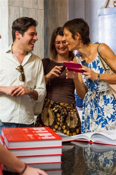 Galleria fotograficaLa presentazione di "100 chef x 10 anni": il microfono a Claudio Ceroni, patron MAGENTAbureauPaolo Marchi con Massimo BotturaGli chef affacciati alla balconata della Stazione Centrale di MilanoIl saluto degli chefSpazio agli autori e ai curatori di "100 chef x 10 anni": Giulia Corradetti, Annalisa Cavaleri, Carlo Passera. Con loro, Claudio Ceroni e Paolo MarchiLuciano Monosilio, Luca De Santi, Anthony Genovese, Cesare Battisti, Francesco ApredaClaudio Ceroni intervistatoPaolo Marchi, Massimo Bottura e Stefano Peccatori, direttore generale di Mondadori ElectaAlessandro Negrini, i fratelli Costardi e Davide ScabinDavide OldaniDavide Scabin con Enrico PaneroI cuochi "naturali": Simone Salvini e Pietro Leemann. C'era anche Daniela CicioniUgo AlciatiDialogo tra Franco Pepe e Massimo BotturaFabio AbbattistaAnthony Genovese e Francesco Apreda