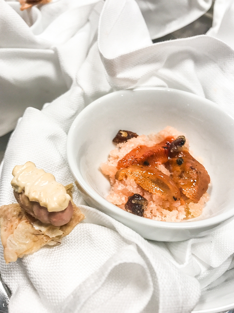 Galleria fotografica






L'ingresso di Eataly Smeraldo a Milano, vestito a festa per il decennale. Il primo Eataly aprì al Lingotto di Torino il 27 gennaio 2007. Milano inaugurò nel marzo 2014









121 i coperti della cena celebrativa milanese, distribuiti al secondo piano









Antonia Klugmann si prepara









Foto di gruppo prima della cena. Si incaricano dell'introduzione della serata, dei cuochi e dei piatti Stefano Murialdo, direttore di Eataly Milano (al centro) e Gabriele Zanatta di Identità Golose (a sinistra)









Bartolini, Tokuyoshi, Berton, Ruggieri e Tassa









Ruggieri, Tassa, Klugmann e Varese














Enrico Bartolini









Klugmann e Tassa














Tutti al posto, si comincia









L'entrée di 4 assaggi di Andrea Berton: Focaccia con burro all’olio e alice marinata, Parmigiana di melanzane, Bon bon di baccalà al nero e Panino al vapore con barbabietola









Patata soffice uovo e uova di Enrico Bartolini









Broccolo, bergamotto e midollo di Antonia Klugmann









"Risotto" alla parmigiana di sedano rapa con furikake invernale e sakè caldo di Yoji Tokuyoshi






