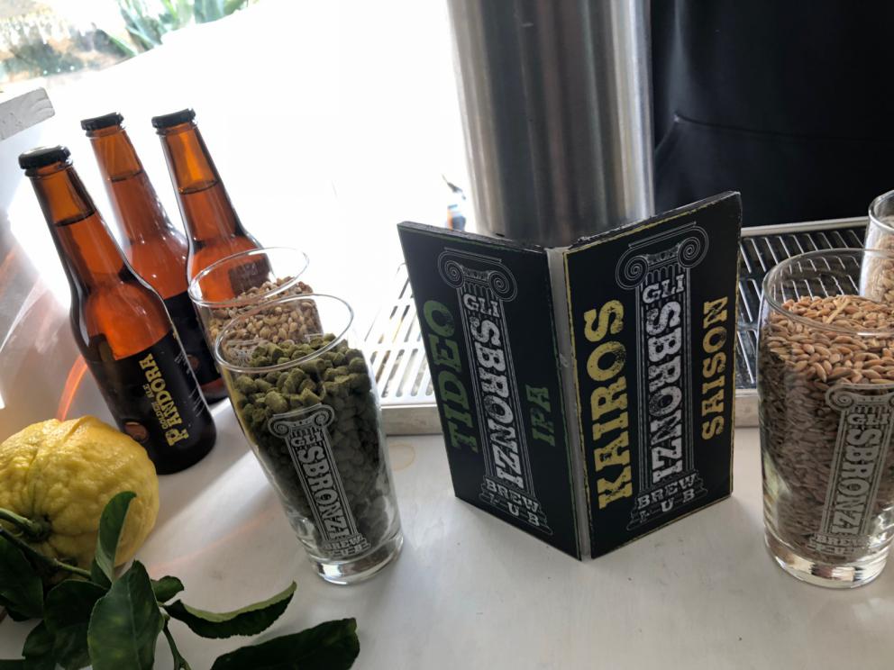 Galleria fotografica






La cena prologo di Pig Calabria è stata preparata al De Gustibus di Palmi. Nella foto Armando e Maurizio Sciarrone, figlio e padre









Padre e figlio della Macelleria Arturo di Campo Calabro (Reggio Calabria) preparano la caddara tradizionale a Villa Rossi. A sobbolire, le frittole, tutti i tagli del maiale









Luca Abbruzzino, chef del ristorante Abbruzzino di Catanzaro, tra Enzo e Renato Ioppolo della Macelleria Fratelli Ioppolo di San Giorgio Morgete (Reggio Calabria), telefono +39.0966.935101









Il motto è noto: del maiale non si butta via nulla









Luciano Monosilio (Pipero, Roma) prepara il su Bao ai piedini di maiale con salsa thai









E intanto fuori la caddara sobbolle









Sulla postazione di Angelo Sabatelli (Angelo Sabatelli, Putignano, Bari), girelle di topinambur e una montagna di ‘nduja









Ruggiero mette a punto la Cotenna soffiata









Costina di maiale glassata col liquido di cottura della frittola, aglio fermentato, puntarelle di Antonio Biafora (Biafora, San Giovanni in Fiore, Cosenza)









Costina glassata e crumble di pane alla camomilla di Gennaro Di Pace, Osteria di Porta del Vaglio a Saracena (Cosenza)









Taco di castagna, maiale, mela verde e maionese di ostriche di Luca Abbruzzino









Cotenna soffiata con mentuccia, provolone, sardella alla ‘nduja, limone e arancia di Mauricio Zillo (A Mere, Parigi)









Pancia di maiale fondente, spuma di patate, amaro del capo, finocchietto, capperi e meringa alle olive di Giacomo Sacchetto, sous chef di Casa Perbellini a Verona









Diego Rossi, diviso tra il green egg all’aperto e l’impiatto nella postazione interna…









… per preparare la sua Verza bruciata con orecchie di maiale, lenticchie fritte, peperone crusco e bergamotto, da chiudere alla maniera di un sandwich









Il giacimento di carne di maiale nel giardino di Villa Rossi






