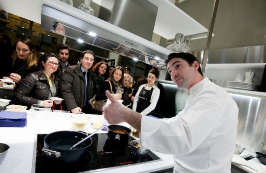 Galleria fotograficaCoda fuori dallo showroom Agape, via Statuto 12, per il piatto di Andrea BertonIl piatto di Berton:&nbsp;Focaccia di Recco con controfiletto di manzo crudo e composta di pomodoro piccanteAndrea BertonArclinea, corso Monforte 28: si preparano i fratelli&nbsp;Christian e Manuel Costardi, cuochi del ristorante Cinzia di VercelliL'imbuto di metallo per infilare il risotto nel barattolo warholiano. Alle spalle di Christian Costardi, Giulia Corradetti di Magenta BureauCostardi&rsquo;s tomato rice (omaggio a Andy Warhol)Manuel e ChristianLa gente godeCesar in via Larga 23, presidiato da&nbsp;Giovanni Ruggieri del ristorante RefettorioGiovanni Ruggieri con la sua&nbsp;Crema di patate con tarassaco all&rsquo;aceto di moscato, asparagi e salsa al crescioneGiovanni RuggieriTutti da Dada in via Larga, angolo piazza Santo Stefano, per&nbsp;Fabio Pisani e Alessandro Negrini di Aimo e NadiaFabio Pisani