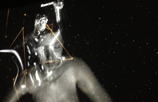 Galleria fotografica






Le prove generali








Prove del primo atto: al centro, il Bonsai di pica-pica


















Comincia la nostra esperienza: occhio all'indirizzo del centro Arts Santa Monica








Fuori staziona il van di Girona con tutto il nécessaire commestibile








Dentro, la targa coi ringraziamenti a tutti coloro che hanno lavorato al progetto








Per arrivare al set dell'opera si attraversa una mostra che proietta in oblò teaser coi motivi anticipatori di quel che troveremo dentro








Un altro teaser








Il set prima delle trasmissioni













Si parte








Una spirale ci introduce al viaggio








Al centro del tavolo, nascosto tra bonsai (un classico rochiano), pica-pica di bon bon rappresentativi di vari paesi: cevice peruviano, guacamole messicano, cous-cous marocchino...








Commensali spiazzati








Il sogno ha inizio: l'atto primo mette in tavola la Luna, sfere di tartufo bianco e nero con distillato terrestre








Intorno, un video di Franc Aleu, le musiche di Luca Francesconi e il tableware di Taller Luesma Vega








La luna








Atto secondo: lo spazio








Piatto dello spazio: aria di fichi di Cap de Creus








C'è un calice diverso per ogni atto: si passa dal cava agli champagne, dall'Armagnac ai Rioja a semplici gocce di distillati, versati anche sulla mano








Intorno, un altro splendido 3D di Franc Aleu, con le musiche di Sergi Caballero, Pedro Alcade





