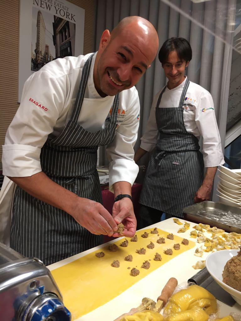Galleria fotografica






Al centro Vanni Bottura e Marzia Gandellini di Genuitaly. Sono con Federico Kaus e Daniela Sasso, che curano il servizio del piatto






