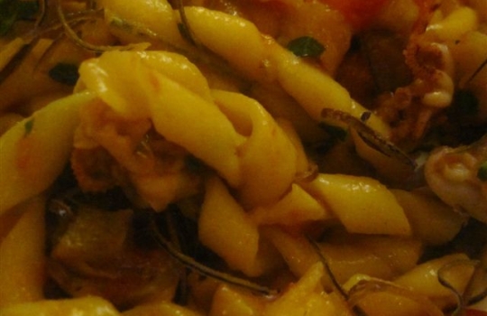 Galleria fotografica






Una foto del Monastero di Santa Rosa, prima della ristrutturazione. Costruito nel 1680, è sospeso a circa 500 metri sul livello del mare di Conca dei Marini, a un passo da Amalfi (Salerno). Prima dell'abbandono è stato gestito dalla famiglia Caterina per 3 generazioni. Nel 2001, l'acquisto dell'ereditiera Bianca Sharma. I lavori di restauro sono durati 11 lunghi anni








La facciata principale del Monastero vista dal terrazzamento della piscina. Le 20 suite, tutte con affaccio su Salerno e sul Cilento fino a Punta Licosa, portano ognuna il nome di un'erba, un fiore o una spezia locale (melissa, viola...). In alta stagione i prezzi oscillano tra i 550 e gli 850 euro a notte per le stanze "standard", fino a 2.950 euro per la Penthouse Suite








La foto non rende bene l'idea delle dimensioni del dirupo. Ma la distanza verticale tra il Monastero e la spiaggia è di 500 metri. La Conca dei Marini porta questo nome perché la stessa "conca" raggiunge una profondità di 800 metri. L'habitat acquatico ideale per diversi pesci da fondale, inclusi totani da 3-4 chili








I lavori sono durati tanto un po' per intoppi burocratici, un po' per regolamentare ogni dettaglio a norma di legge. Un compito piuttosto complicato, considerata la severità delle leggi sulla compatibilità eco-ambientale








La piscina riscaldata e il prolungamento ideale del mar Tirreno alle spalle








Scenografici ulivi millenari, di provenienza anche palestinese, troneggiano sui vari terrazzamenti della proprietà








L'architetto napoletano che ha coordinato il lavori di restauro, Francesco Avolio de Martino posa accanto a un confessionale pre-esistente nel Monastero. In caso qualcuno voglia fare improvvisa penitenza nel corridoio delle suite vista mare








La volta del ristorante del Monastero, praticamente un soppalco con feritoie ai bordi che danno sul bar sottostante. I coperti sono poco più di una trentina, e in stagione più calda vengono trasferiti sulla terrazza outdoor con vista sul Cilento








Il segnaposto del ristorante, così come i piatti da amouse-bouche in madreperla, sono firmati da vetrai artigianali di Murano. La S è quella di Santa Rosa








La Porchetta di coniglio di Christoph Bob: sella farcita di erbe aromatiche, insalatina di funghi chiodini con salsa al rosmarino








Particolare del Risotto alla Puttanesca con murena, pomodori, olive e capperi








Gli spaghetti da farina integrale di grano duro senatore cappelli biologico, molita a pietra naturale da un'azienda di Trapani. In carta trovano ora sfogo con seppie, bottarga e verdure di stagione








I fusilli - anzi, busiati perché l'artefice è il sous chef Francesco Reina, un siciliano - sono arrotolati a mano non attorno a un ferretto ma a un bastoncino di legno...





