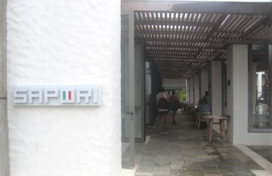 Galleria fotografica






Da sinistra, Federico Zanasi, Luca D’Amora e Moreno Cedroni. Dalle Marche alle Mauritius








A destra, Federico Zanasi con gli altri due chef del Long Beach. Oltre a Sapori e Hasu, diretti dai cuochi italiani, il resort ospita Chopsticks (cucina cinese), Tides (cucina di mare d'impronta francese) e Le Marchè (buffet e colazioni)








Il tunnel sotterraneo del resort. Ai lati, le stanze in cui si prepara la materia prima da spedire ai vari ristoranti di sopra








Pesci oceanici mauriziani. Su tutti dominano gli snapper, red o white, lontani parenti del dentice








I mercati di frutta e verdura mauriziani sono molto ricchi. La pugliese Antonella Ricci e il marito Vinod Sokar, mauriziano, moglie e marito e cuochi del Fornello da Ricci di Ceglie Messapica (Brindisi) consigliano i mercati di Quatre Bornes, Curepipe e Rose Hil. Vi regna il cibo da strada come l'ubiquo dhal puri, pane indiano alle lenticchie, che può essere farcito a piacere





