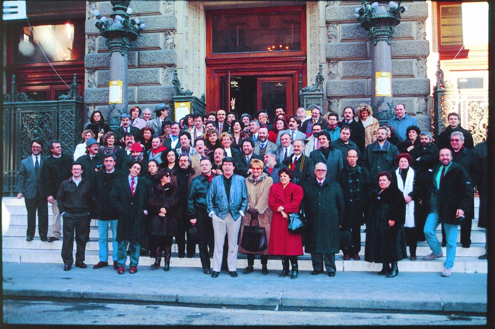 Galleria fotografica






La copertina di Slow Food. Storia di un’utopia possibile, di Carlo Petrini e Gigi Padovani, Giunti-Slow Food Editore, pagg 356, settembre 2017, 18 euro (15,30 euro acquistandolo qui)









Il manifesto Slow-food uscito il 3 novembre 1987 sul Gambero Rosso, con una chiocciola disegnata da Gianni Sassi









Carlin Petrini a Terra Madre









Passo indietro, siamo agli albori di Slow Food: Cantè i'euv nel 1979









Cantè i'euv nel 1979. Si riconosce Petrini, quarto da sinistra









Il primo numero della rivista La Gola, nell'ottobre 1982









La prima guida vini, nel 1988









La tessera Arcigola 1988









La tessera Arcigola 1989









La prima tessera Slow Food, nel 1990






