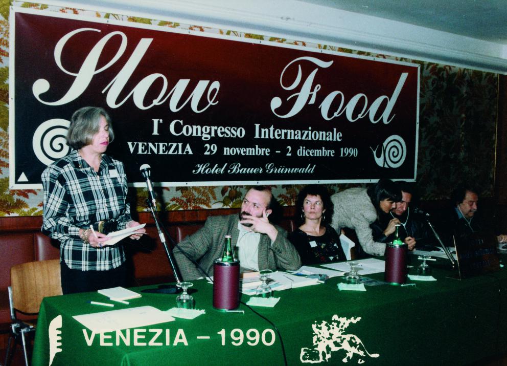 Galleria fotografica






La copertina di Slow Food. Storia di un’utopia possibile, di Carlo Petrini e Gigi Padovani, Giunti-Slow Food Editore, pagg 356, settembre 2017, 18 euro (15,30 euro acquistandolo qui)









Il manifesto Slow-food uscito il 3 novembre 1987 sul Gambero Rosso, con una chiocciola disegnata da Gianni Sassi









Carlin Petrini a Terra Madre









Passo indietro, siamo agli albori di Slow Food: Cantè i'euv nel 1979









Cantè i'euv nel 1979. Si riconosce Petrini, quarto da sinistra









Il primo numero della rivista La Gola, nell'ottobre 1982









La prima guida vini, nel 1988









La tessera Arcigola 1988









La tessera Arcigola 1989









La prima tessera Slow Food, nel 1990









Foto ricordo del congresso di Parigi nel 1989






