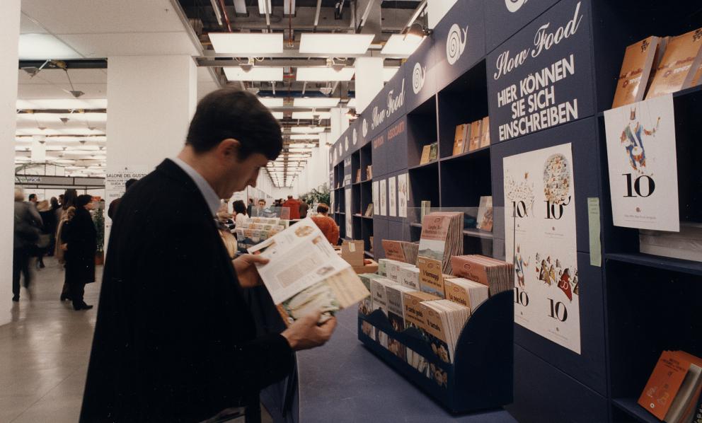 Galleria fotografica






La copertina di Slow Food. Storia di un’utopia possibile, di Carlo Petrini e Gigi Padovani, Giunti-Slow Food Editore, pagg 356, settembre 2017, 18 euro (15,30 euro acquistandolo qui)









Il manifesto Slow-food uscito il 3 novembre 1987 sul Gambero Rosso, con una chiocciola disegnata da Gianni Sassi









Carlin Petrini a Terra Madre









Passo indietro, siamo agli albori di Slow Food: Cantè i'euv nel 1979









Cantè i'euv nel 1979. Si riconosce Petrini, quarto da sinistra









Il primo numero della rivista La Gola, nell'ottobre 1982









La prima guida vini, nel 1988









La tessera Arcigola 1988









La tessera Arcigola 1989









La prima tessera Slow Food, nel 1990









Foto ricordo del congresso di Parigi nel 1989









Il congresso a Venezia nel 1990









Rivista Slow Food, 1993









Petrini con le gemelle Nete e Carlo Rambaldi a Sanremo









Anni Novanta: Giovanni Ravinale, Carlìn Petrini, Azio Citi 






