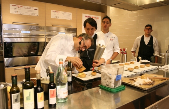 Galleria fotografica






Giuseppe Rambaldi del Combal.Zero, in sostituzione dello chef Davide Scabin, Mario Batali, Babbo e tanto altro a New York e Cesare Battisti, Ratanà a Milano








Ravioli gamberi e basilico con burro e zucca di Mario Batali








Penne con crema di peperoni di Cesare Battisti








Riccardo Felicetti e Pavia Rosati








Mario Batali e Alex Pilas, responsabile delle cucine di Eataly New York








Moreno Cedroni, ristorante Madonnina del Pescatore di Senigallia (Ancona) e Dave Pasternack, Esca a New York City








Baccalà e lepre in salsa di lamponi di Moreno Cedroni








Crudo con mele e rape di Dave Pasternack








Alessandra Rotondi, Moreno Cedroni e il suo sous chef Luca Abbadir








Berlucchi nei calici








I protagonisti della cena del primo giorno in Birreria di Eataly: Alex Pilas, Carlo Cracco, Matteo Monti, Mauro Uliassi, Giuseppe Rambaldi, Cesare Battisti, Mark Ladner, Katia Delogu, Mario Batali e Claudio Ceroni di Magenta Bureau








Appuntamento al buio, il dessert di Katia Delogu








Sala piena sul tetto di Eataly








Batali fotografa Massimo Bottura e Daniel Boulud, protagonisti della prima lezione del secondo giorno








Massimo Bottura, Sara Peirone di Lavazza e Paolo Marchi








Batali, Boulud, Bottura





