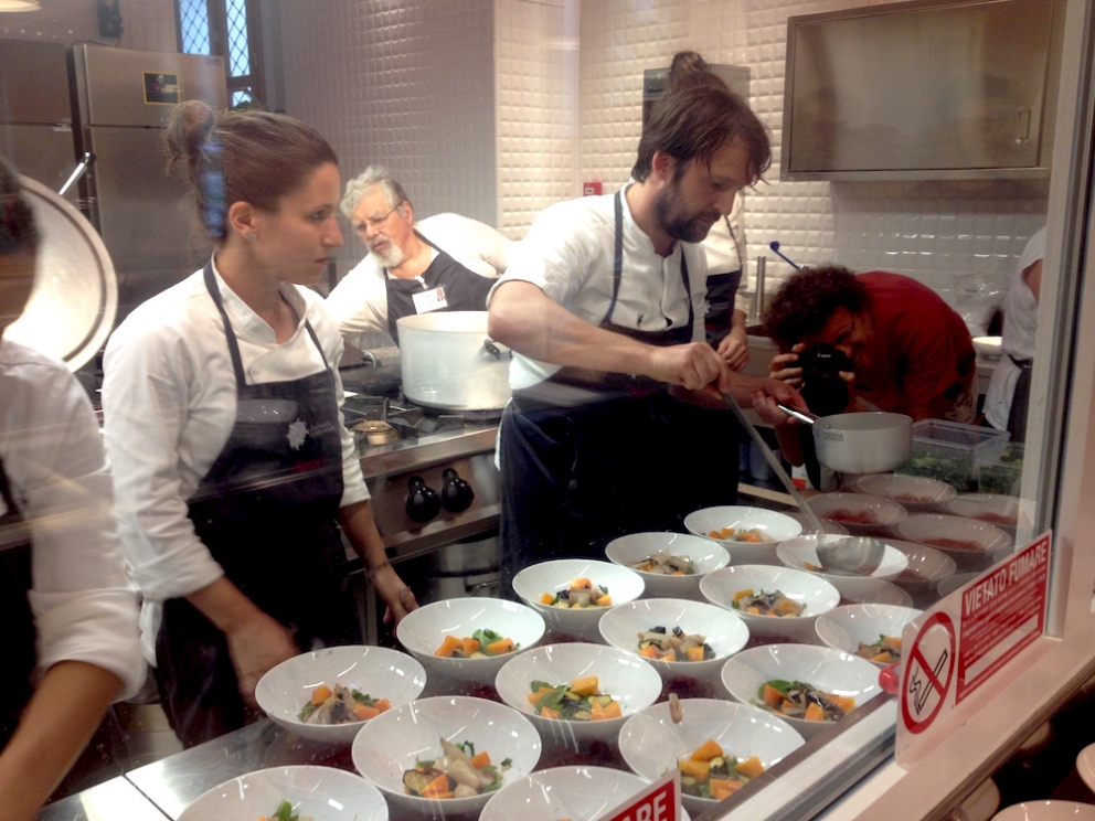 Galleria fotografica






PENSIEROSO. Ore 16.30 Massimo Bottura riflette in piazzale Greco prima del servizio








Il latte? Si utilizza solo quello che scade il giorno stesso








Frutta e verdura dall'Expo: ammaccata ma buona








Imperativo dietro le quinte: differenziare sistematicamente tutti i rifiuti








Men at work








Chili di fragole per il sorbetto finale. Le telecamere sono per un documentario che racconterà questi primi mesi di Refettorio Ambrosiano








Il pane è un dono di Jean Marc Vezzoli. Affetta Zanatta








Mise en place francescana








In cucina: l'australiano Beau Clugston (Noma) e la canadese Jessica Rosval (Osteria Francescana)













La base del dessert finale: fragole e banana cake













Nel pentolone di Massimo: croste di parmigiano, bucce di patate, foglie di alloro, prosciutto








Cristina Reni, tra i registi del Refettorio








Brodo vegetale ricavato da funghi, lime bruciato e tostato e servito con cipolle, zucca, zucchine ed erbe aromatiche (basilico, alloro, timo)








CUOCHI DI VERTICE. Bottura, numero due al mondo per la 50Best e Redzepi, terzo ma in vetta per quattro edizioni








Perché Redzepi guarda in alto?








Per l’enorme cappa in rame di Kme posizionata nell'ex torre scenica del teatro





