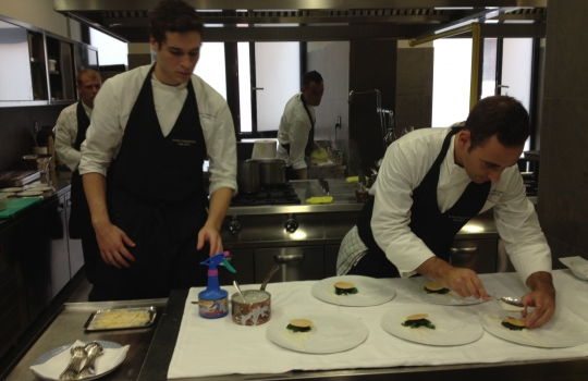 Galleria fotografica






Il nuovo ingresso dell'Osteria Francescana, via Stella 22













La cantina (con una parte) dei vini della Francescana: Bottura affetta per gli ospiti








Davide Di Fabio tra gli spazi della nuova cucina










