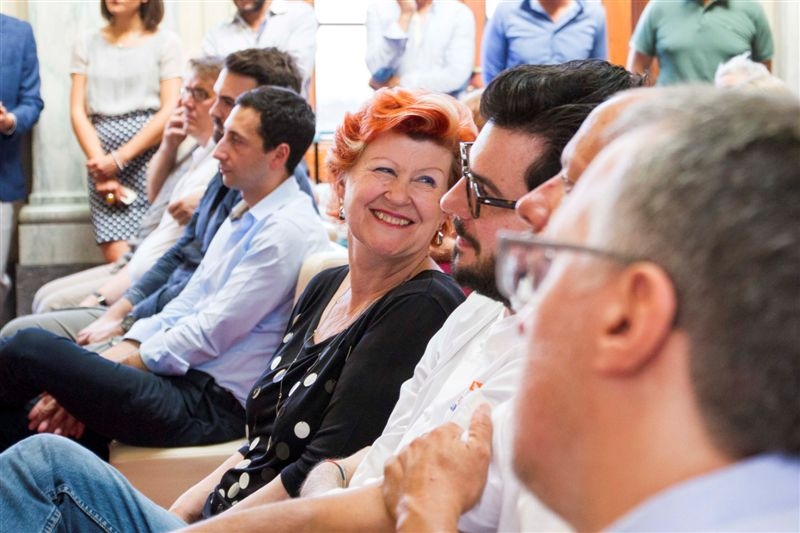 Galleria fotograficaLa presentazione di "100 chef x 10 anni": il microfono a Claudio Ceroni, patron MAGENTAbureauPaolo Marchi con Massimo BotturaGli chef affacciati alla balconata della Stazione Centrale di MilanoIl saluto degli chefSpazio agli autori e ai curatori di "100 chef x 10 anni": Giulia Corradetti, Annalisa Cavaleri, Carlo Passera. Con loro, Claudio Ceroni e Paolo MarchiLuciano Monosilio, Luca De Santi, Anthony Genovese, Cesare Battisti, Francesco ApredaClaudio Ceroni intervistatoPaolo Marchi, Massimo Bottura e Stefano Peccatori, direttore generale di Mondadori ElectaAlessandro Negrini, i fratelli Costardi e Davide ScabinDavide OldaniDavide Scabin con Enrico PaneroI cuochi "naturali": Simone Salvini e Pietro Leemann. C'era anche Daniela CicioniUgo AlciatiDialogo tra Franco Pepe e Massimo BotturaFabio AbbattistaAnthony Genovese e Francesco Apreda