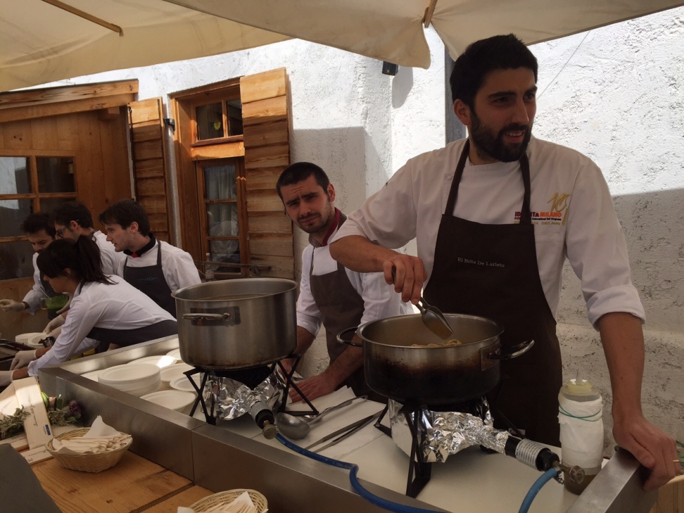 Galleria fotograficaIn attesa della cena, Paolo Marchi, Ludovica Rubbini (El Brite de Larieto, Cortina), Cristian Deflorian (Felicetti), Davide Scabin (Combal.zero a Rivoli, Torino)&nbsp;e Riccardo Felicetti (Monograno Felicetti)Ultimi ritocchi al ristorante&nbsp;a La Corte del Lampone del Rosapetra Resort di Cortina, chef&nbsp;Alessandro FavrinPEZZI DA NOVANTA. Norbert Niederkofler e Davide Scabin, coautori della cena al RosapetraIn primo piano, Alfio Ghezzi della Locanda Margon di Trento, alle sue spalle Riccardo Gaspari del Brite de Larieto di Cortina, altri due assi nella brigata di cucina di Identit&agrave; Cortina 2SI PARTE. Il benvenuto multiplo dello chef di casa Alessandro Favrin: La quaglia sale in Ampezzo, Battuta di manzo ai frutti di bosco e con mantecato allo stravecchio ampezzano, Canederli in ricotta su spuma di parmigiano. Non inquadrato, il&nbsp;Chupa chups al fegato grasso d'oca e noccioleIl Panino al formaggio di Gaspari, un gioco sulle consistenze del formaggioLa Tagliatella Transalp Express. Ovvero, se le tagliatelle Monograno Felicetti vanno in montagna, il primo piatto di Davide Scabin: sul fondo, ganache di porcini e finferli, tagliatelle condite con burro crudo all'acciuga, polvere di nocciole tostate con polenta croccante e&nbsp;Grauk&auml;se, gemma di pino fresca. In cima, una patata ratta affumicata, a lato una foglia di lattuga di mare. Accanto, non inquadrata, &egrave; servita una salsiera con zuppa di fagioli cotta con le alghe, da dosare a piacere. Un primo giocato su 4 o 5 acidit&agrave; diverseIl Salmerino alpino, carpione di cipolla e salsa agra di uova di trota di Alfio Ghezzi &egrave; fedele al dettame di Gualtiero Marchesi: cercare di (ri)mettere il pi&ugrave; possibile un prodotto all'interno del suo ambiente naturaleIl Filetto di cervo con ribbla di patate, mirtilli selvatici e funghi di Norbert Niederkofler, chef del ristorante St. Hubertus dell'hotel Rosa Alpina di San Cassiano (Bolzano)L'Omaggio alle Dolomiti di Alessandro FavrinI vini in abbinamento per tutta la cena: sugli scudi, i calici del gruppo Santa Margherita e Cantine FerrariLe acque e le bollicine della serataLa brigata di sala e cucina della cena di Identit&agrave; Cortina 2 al Rosapetra ResortDavide Scabin inizia a preparare la polenta per il brunch della domenica all'agriturismo El Brite de Larieto, al passo Passo Tre Croci di CortinaRiccardo Felicetti e Riccardo GaspariPROVA COTTURA. Felicetti, Gaspari e Favrin in cucina al BriteOliver Piras (a sinistra) e Alessandra Del Favero&nbsp;del ristorante Aga di San Vito di Cadore (Belluno)CHE COLORI. La carota in carpione di carota su finta (e commestibile) corteccia di Oliver Piras&nbsp;La Polpetta di rapa rossa alle erbe di Piras