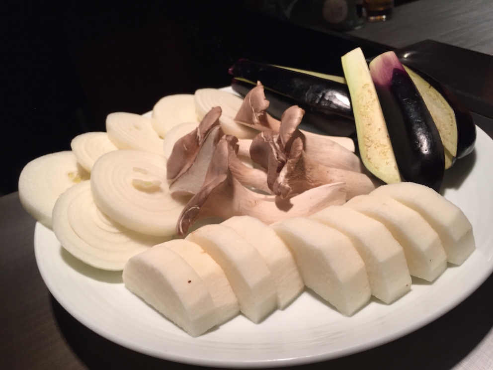 Galleria fotograficaKobe, un milione e mezzo di abitanti, &egrave; la capitale tranquilla della prefettura giapponese di Hyogo, a sua volta inserita nella macro-regione di Kansai, raggiungibile dall&rsquo;aeroporto internazionale di Osaka. Kobe dista da Osaka un&rsquo;oretta di macchina e 23 minuti di Shinkansen, i treni ad alta velocit&agrave; del Giappone. La tratta Kobe-Tokyo, circa 550 chilometri, si percorre in appena 2 ore e mezza
La prefettura di Hyogo - divisa nelle 4 province di Settsu (Kobe), Harima, Tamba e Tajima - unisce due coste: il mare del Giappone e il mare di Seto nel Pacifico a sud. Il suo simbolo &egrave; il castello di Himeji, patrimonio mondiale dell&rsquo;umanit&agrave; Unesco, eretto nel 1601. Tra poche settimane, tutt&rsquo;attorno, cominceranno a fiorire i ciliegi, uno spettacolo molto atteso&nbsp;(foto&nbsp;dronestagr.am)
La fama di Kobe accrebbe nel 1868 quando venne aperto il porto, che oggi dialoga con 500 altri porti di 130 paesi nel mondo. &Egrave; una tappa popolare per le navi da crociera. Kobe &egrave; un centro importante per le industrie pesanti e l&rsquo;acciaio: tra le altre, Kawasaki, Mitsubishi e Toshiba (foto seanews)

&nbsp;
Uno dei poli&nbsp;gastronomici pi&ugrave; vivaci di Kobe &egrave; sotterraneo, nel centro commerciale di Sogo. Decine di isole curatissime, con prodotti gastronomici di ogni genere. In primis, esercizi di patisserie e chocolaterie, una replica perfetta dei modelli francesi
Il pane &egrave; un simbolo importante per la gastronomia di Kobe, per i locali e per gli expat, circa 40mila residenti da tutto il mondo
I macaron, molto popolari nella Kobe bene
Passiamo alle meraviglie della gastronomia giapponese autentica: sempre sotto al centro commerciale Sogo, drappi di tessuto tinti con ideogrammi nascondono gli ingressi di piccole tavole a conduzione familiare, come questo teppanyiaki. Quattro tavoli in tutto, ognuno con piastra, per arroventarsi qualsiasi cosa. Nel nostro caso, soba meshi (noodle fritti con carne) e okonomiyaki, sorta di frittata. Vietato indossare maglioni pregiati
Nel centro di Kobe spunta anche una vivace Chinatown. Sono forti i legami commerciali tra la citt&agrave; giapponese e l&rsquo;isola cinese (con ambizioni irredentiste) di Taiwan
Le relazioni tra Kobe e Taiwan si sono rafforzate anche per un tragico destino comune: le calamit&agrave; naturali. Il terremoto di Kobe del 17 gennaio 1995 provoc&ograve; 6.400 vittime e 40mila feriti, danneggiando oltre 240mila palazzi. Nella foto, la prima sede del ristorante di cucina tradizionale Matsunoya dopo il sisma
Il ristorante Matsunoya &egrave; rinato in una nuova sede. Gli abbiamo dedicato un post
La chiusura del menu kaiseki del Matsunoya: t&egrave; matcha frullato per qualche secondo con canne di bamb&ugrave;, una preparazione molto popolare
Siamo accolti nel quartier generale della prefettura di Hyogo dal governatore in persona, il signor Toshizo Ido (nella foto, a destra). &laquo;Volevamo ringraziarvi anche per la nostra formidabile&nbsp;esperienza all&rsquo;Expo&raquo;, ci ha detto
I vasi di tulipani nel giardino della residenza del governatore di Hyogo
Dove comprare coltelli da cucina a Kobe? Coltelleria Kireaji-no-le, sulla Moto manchi dori, strada popolare per lo shopping
Con la pluri-premiata macelleria Moriya, passiamo al simbolo per cui la citt&agrave; portuale &egrave; famosa nel mondo: la carne di Kobe. Ottenuta da vitelli purosangue Tajima, vengono cresciuti per due anni negli allevamenti di Hyogo. Sulle sue caratteristiche di marmorizzazione abbiamo parlato diverse volte&nbsp;nei giorni di Expo. La curiosit&agrave; che non sapevamo &egrave; che fino al 1868, l&rsquo;anno in cui fu aperto il porto di Kobe, nessuno in citt&agrave; mangiava carne. Furono gli inglesi a insegnare loro l&rsquo;arte della macelleria. Purtroppo non riusciremo a visitare alcun allevamento. La motivazione ufficiale? &laquo;Dovreste stare qui a Kobe per almeno 80 giorni&raquo;, ci hanno spiegato gli interlocutori di Jetro Kobe, &laquo;solo da allora la vostra composizione batterica non risulter&agrave; pi&ugrave; nociva per i nostri bovini&raquo;
La carne di Kobe &egrave; servita in 37 insegne della citt&agrave; (e 300 in tutto il Giappone). Dove andare? Da Kobe Plaisir, al 2-11-5 della Shimoyamate, quartiere Chuo-ku
La lavagna del menu del ristorante Kobe Plaisir, un inno alla carne pi&ugrave; ambita del mondo
Lo chef del teppanyiaki, la spettacolare griglia di Kobe Plaisir
Sul suo vassoio, due meravigliose entrec&ocirc;te di carne di Kobe. Rosolate ai lati, rosse dentro, si squaglieranno in bocca
Impossibile chiedere una tartare di Kobe: vietate
