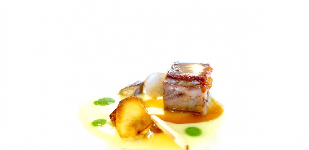 Galleria fotografica






Sulla destra, Spugna di pistacchio salato di Niko Romito (foto Tanio Liotta). Romito sarà relatore a Identità Milano









Pane, burro e alici di Yoji Tokuyoshi (foto Tanio Liotta)









Gli appetizer a base di pollo di Andrea Ribaldone, che sarà relatore a Identità Milano









Canocchie, acqua di pomodoro e verbena essiccata di Gianluca Gorini (foto Tanio Liotta). Gorini sarà relatore a Identità Milano









Yin Yang di gamberi rossi, quinoa allo zenzero e avocado con leche de tigre al mango di Italo Bassi (foto Aromicreativi)









Gambero, olio di semi di fragola e Campari di Riccardo Camanini (foto Brambilla-Serrani). Camanini sarà relatore a Identità Milano









Orto di lumache di Norbert Niederkofler (foto Tanio Liotta). Niederkofler sarà relatore a Identità Milano









Tartare di Fassona all'acqua cotta di porcini di Carlo Porcu (foto Tanio Liotta)









Subioti di farro, ribes, origano cretico, succo di fagiolini e trota salmonata grattugiata di Oliver Piras (foto Tanio Liotta). Piras sarà relatore a Identità Milano









Minestra di mare mischiata potente di Marianna Vitale (foto Carlo Passera)









Ravioli di arachidi toscane, ricci di mare e ristretto di pollo ruspante di Enrico Bartolini (foto Tanio Liotta). Bartolini sarà relatore a Identità Milano









Mezze maniche al brodo di prosciutto, torta fritta e ristretto di balsamico di Terry Giacomello (foto Tanio Liotta)









Risotto napoletano ai sentori di peperone imbottito di Nino Di Costanzo (foto Tanio Liotta). Di Costanzo sarà relatore a Identità Milano









Orzotto ai margini del bosco di Alessandro Dal Degan (foto Tanio Liotta)









Il Risotto alle taggete di Giuliano Baldessari (foto Carlo Passera)









Gnocchi di riso saltati con funghi misti, capesante e patate viola di Keisuke Koga (foto Aromicreativi)









Dentice, latte affumicato, cipolla, alloro e bottarga di Luca Abbruzzino (foto Tanio Liotta). Abbruzzino sarà relatore a Identità Milano









Piccione, raguse in porchetta, salsa di sedano rapa e misticanza aromatica di Moreno Cedroni (foto Tanio Liotta). Cedroni sarà relatore a Identità Milano









Lepre cacciata con sfere di olio alla brace, polenta, cannolo alla spuma di yogurt affumicata e crema di prugne di Corrado Fasolato (foto Tanio Liotta)






