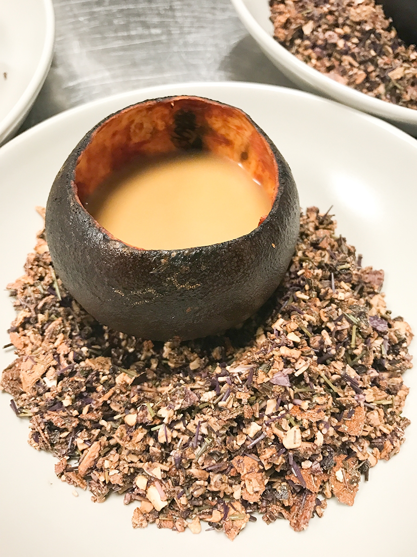 Galleria fotografica






L'ingresso di Eataly Smeraldo a Milano, vestito a festa per il decennale. Il primo Eataly aprì al Lingotto di Torino il 27 gennaio 2007. Milano inaugurò nel marzo 2014









121 i coperti della cena celebrativa milanese, distribuiti al secondo piano









Antonia Klugmann si prepara









Foto di gruppo prima della cena. Si incaricano dell'introduzione della serata, dei cuochi e dei piatti Stefano Murialdo, direttore di Eataly Milano (al centro) e Gabriele Zanatta di Identità Golose (a sinistra)









Bartolini, Tokuyoshi, Berton, Ruggieri e Tassa









Ruggieri, Tassa, Klugmann e Varese














Enrico Bartolini









Klugmann e Tassa














Tutti al posto, si comincia









L'entrée di 4 assaggi di Andrea Berton: Focaccia con burro all’olio e alice marinata, Parmigiana di melanzane, Bon bon di baccalà al nero e Panino al vapore con barbabietola









Patata soffice uovo e uova di Enrico Bartolini









Broccolo, bergamotto e midollo di Antonia Klugmann









"Risotto" alla parmigiana di sedano rapa con furikake invernale e sakè caldo di Yoji Tokuyoshi









La prima parte della pietanza preparata da Ruggieri: Pelle croccante d'anatra, foie gras amaro e granita iodata






