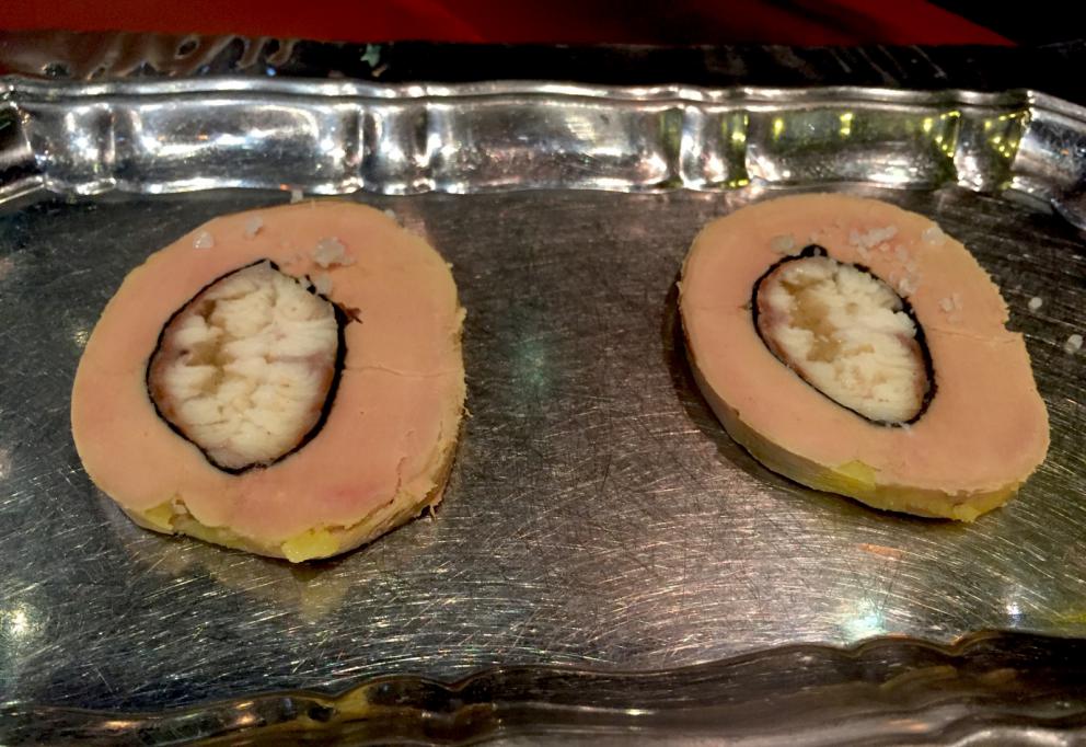 Galleria fotografica






Consommè de garbanzos. Prima che cominci il menu degustazione, viene portata al tavolo una bottiglia di vetro contenente del brodo freddo di ceci (in alto a destra). Ventitrè piatti dopo, alla fine del percorso "salato", verrà versato, in un bicchierino da grappa, del brodo caldo di jamon iberico da una teiera. Sopra ancora, la schiuma del brodo di ceci. Un caldo-freddo speciale (foto @ticketsbar instagram)









Tosta de pollo y anchoa. Primo piatto: toast di pelle di pollo con lisca di acciuga. A lato, una crema di acciughe composta da burro e pasta di acciughe









Olive Gordal. Uno dei simboli della saga Adrià: le olive sono immerse in un liquido d'olio extravergine d'oliva, cannella, buccia di limone e anice stellato. Si tirano su con un cucchiaino forato, si poggiano su una conchiglia di legno a lato e da qui in bocca. Gordal è una varietà dall'Andalusia









Prima preparazione rifinita al tavolo: Polo de almendras









Polo de almendras è uno stecco di gelato al latte di mandorle, spennellato sul posto con olio d'oliva e cosparso con granelle di mandorle, fiori di sambuco e sale. E' servito su un piatto con cubetti di ghiaccio. Dolce(salato) e gelato all'inizio del pasto e non alla fine, uno schema molto Adrià









Coliflor y caviar. Ganache di cavolfiore e caviale russo Schrenkii









Gamba a la sal fría. Gamberi marinati nel tè Lapsang Souchong con zest di bergamotto. Sono serviti su un vassoio con "neve di sale" per ricordare il ghiaccio tipico di un mercato del pesce









Atún con cerezas. Tonno e ciliegia: ventresca di tonno confit in grasso di prosciutto, accompagnata da una ciliegia affumicata (senza nocciolo)









Ceviche de melón cantaloup. Ceviche di melone cantalupo con succo di lime, coriandolo e leche de tigre di kumquat. Servito con kumquat, olio di coriandolo e neve di kumquat. Citrico alla terza









Pizza crujiente. La "pizza" di Tickets: millefoglie di regañà (torta di pane croccante di origini andaluse), stracciatella, bottarga e fichi









Porex de Calix. Marshmallow di dashi ripieno di crema acida e sormontato da caviale di Kalix, uova rosse svedesi di coregone, dalle note dolci ed eleganti









Nigiri de berenjena. Nigiri di melanzana









Cubo de wagyu. Cubo di chips di patata croccante con sopra una tartare di wagyu trattata con olio, sale, senape di Digione, uova e pepe. Una magnifica tapa da circa 2 cm per lato, che ricorda le battute al coltello della tradizione piemontese









Milhojas de atún. Millefoglie di tonno: millefoglie di patata e alga nori. In cima, tartare di tonno leggermente piccante con crema di avocado









Miniairbag de queso. Miniairbag di spuma di formaggio manchego, caviale di nocciola e polvere di buccia di nocciole









Airbaguette de rubia gallega: grissino-baguette vuoto avvolto da fettine di "prosciutto" marinato di rubia gallega, pregiata razza bovina galiziana









Encerradito de buey: involtino di ravioli di avocado con dentro granciporro con maionese di peperoncino chipotle e gelatina di coriandolo. Sotto c'è del pane sardo guttiau, sopra dei semi di chia. Un assaggio cremoso, grasso e vegetale in due bocconi magnifici






