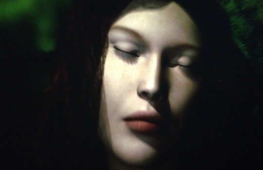 Galleria fotografica






Le prove generali








Prove del primo atto: al centro, il Bonsai di pica-pica


















Comincia la nostra esperienza: occhio all'indirizzo del centro Arts Santa Monica








Fuori staziona il van di Girona con tutto il nécessaire commestibile








Dentro, la targa coi ringraziamenti a tutti coloro che hanno lavorato al progetto








Per arrivare al set dell'opera si attraversa una mostra che proietta in oblò teaser coi motivi anticipatori di quel che troveremo dentro








Un altro teaser








Il set prima delle trasmissioni













Si parte








Una spirale ci introduce al viaggio








Al centro del tavolo, nascosto tra bonsai (un classico rochiano), pica-pica di bon bon rappresentativi di vari paesi: cevice peruviano, guacamole messicano, cous-cous marocchino...








Commensali spiazzati








Il sogno ha inizio: l'atto primo mette in tavola la Luna, sfere di tartufo bianco e nero con distillato terrestre








Intorno, un video di Franc Aleu, le musiche di Luca Francesconi e il tableware di Taller Luesma Vega








La luna








Atto secondo: lo spazio








Piatto dello spazio: aria di fichi di Cap de Creus








C'è un calice diverso per ogni atto: si passa dal cava agli champagne, dall'Armagnac ai Rioja a semplici gocce di distillati, versati anche sulla mano








Intorno, un altro splendido 3D di Franc Aleu, con le musiche di Sergi Caballero, Pedro Alcade








E' l'ofiuco, il tredicesimo segno zodiacale, tema del terzo atto





