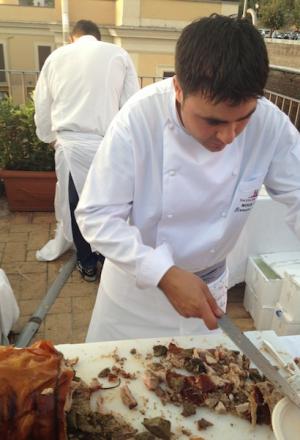 Galleria fotograficaPalloncini rossi in piazza di Spagna: via a Chef sotto le stelle 225 gradi, sole e tanti sorrisiLa terrazza del Palazzetto dell'Hotel Hassler, prologo dell'eventoA sinistra, il colombiano Roy Caceres di Metamorfosi e&nbsp;Massimo D'Innocenti di Casina ValadierA destra, Michele Gioia del Cesar della Posta VecchiaGianfranco Pascucci scherza con Alessandro Circiello e&nbsp;Anna Dente dell'Osteria di San CesarioDino De BellisMozzarella di bufala a go goMassimo Riccioli e consorteFabio Spada e Cristina Bowerman dell'Hostaria Glass
