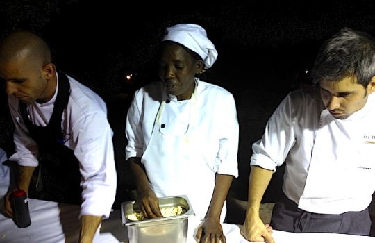 Galleria fotografica






Un'installazione eloquente al primo piano di Casa Puddu. La struttura in cui è inserito il ristorante ospita al primo piano una serie (molto mutevole) di opere d'arte di giovani artisti








La cantina dei vini del S'Apposentu ospita anche un numero notevole di forme di formaggio di varie stagionature (pecorino, soprattutto)








L'orto inserito nel complesso di Casa Puddu. E' il vero regno di Roberto Petza, che troverete molto abbronzato non certo perché se ne va al mare: trascorre ore a curare ortaggi e germogli da lui stesso piantati








Casa Puddu dall'esterno. Il complesso, risalente a inizio Novecento e ristrutturato di recente, offre un bell'esempio di liberty sardo (anzi campidanese, anzi della Marmilla) 








Galline razzolano nell'aia ricavata in un fazzoletto di Casa Puddu. Ve le ritroverete nel piatto in forma di brodo o carne (se non ci pensano prima le volpi del circondario, che vengono spesso a far strage di notte)








Gamberi con liquirizia e insalata estiva, entrée fresca e balsamica in carta al S'Apposentu








Zuppa con uova delle nostre galline, crema di patate, cipolle e tartufo scorzone di Nurallao








Ravioli di melanzane affumicate, tartufo scorzone e pecorino, una sintesi di proporzioni calibrate tra contenuto, contenitore e condimento








Maialino brado cotto nel fumo di mirto con salsa alla malvasia e patate affumicate: disossato, passato in padella, messo nel Roner 8 ore e poi ancora passato in padella. Carne molto tenera








Puistéris della cantina sociale Il Nuraghe, un bell'esempio di Semidano del Campidano Doc








Il viticoltore Pietro Lilliu tra le vigne della sua azienda in Marmilla








Dalle vigne della Cantina Lilliu di Ussaramanna esce anche il Dicciosu, un convincente Cannonau





