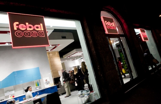 Galleria fotograficaCoda fuori dallo showroom Agape, via Statuto 12, per il piatto di Andrea BertonIl piatto di Berton:&nbsp;Focaccia di Recco con controfiletto di manzo crudo e composta di pomodoro piccanteAndrea BertonArclinea, corso Monforte 28: si preparano i fratelli&nbsp;Christian e Manuel Costardi, cuochi del ristorante Cinzia di VercelliL'imbuto di metallo per infilare il risotto nel barattolo warholiano. Alle spalle di Christian Costardi, Giulia Corradetti di Magenta BureauCostardi&rsquo;s tomato rice (omaggio a Andy Warhol)Manuel e ChristianLa gente godeCesar in via Larga 23, presidiato da&nbsp;Giovanni Ruggieri del ristorante RefettorioGiovanni Ruggieri con la sua&nbsp;Crema di patate con tarassaco all&rsquo;aceto di moscato, asparagi e salsa al crescioneGiovanni RuggieriTutti da Dada in via Larga, angolo piazza Santo Stefano, per&nbsp;Fabio Pisani e Alessandro Negrini di Aimo e NadiaFabio PisaniSpaghetti di Benedetto Cavalieri in cous cous con mozzarella di bufala campana, pomodori pugliesi &ldquo;al filo&rdquo; e profumo di limoni della CostieraLa granelle di cous cous &egrave; ricavata da spaghettoni frullati a crudoDa De Longhi, via Borgogna 8, c'&egrave; Alice Delcourt dell'Erba BruscaAlice DelcourtUltimo giro d'olio per il&nbsp;Cous cous speziato con erbe aromatiche, albicocche e zuccaMatteo Torretta ha cucinato allo Scavolini Store di piazza MissoriA destra Matteo Torretta, chef de Al V Piano di MilanoSotto al minipimer,&nbsp;Finto risotto di finocchi al sentore di sambucaLa spuma &egrave; di sambucaMatteo TorrettaDa Valcucine, corso Garibaldi 99, c'&egrave; il Ratan&agrave; di MilanoCesare Battisti, boss del Ratan&agrave;Il Risotto con verdure e erbe di primavere fresche, cotte e croccanti di BattistiTutti insieme appassionatamentePaolo Marchi