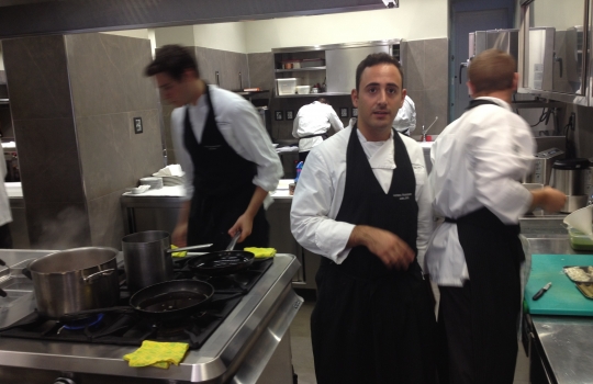 Galleria fotografica






Il nuovo ingresso dell'Osteria Francescana, via Stella 22













La cantina (con una parte) dei vini della Francescana: Bottura affetta per gli ospiti





