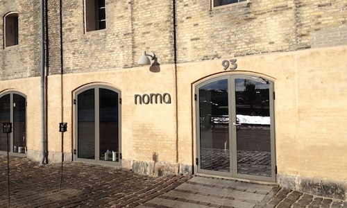 Galleria fotografica






In cammino verso il Noma. Il ristorante è al piano terra del palazzone più a sinistra. Per arrivarci dalla popolare insenatura di Nyhavn (il punto da cui è scattata la foto), occorre fare un bel giro. Ma si notano i lavori per la costruzione di un ponte. Che condurrà dritto all'insegna








Altra prospettiva sul Noma da Nyhavn. Il ristorante galleggia sulla Christianshavn, una delle tante isole artificiali che compongono Copenhagen








Di là del fiume, sulla lunga via che conduce allo spiazzo del Noma








Uno scenario molto tranquillo, di case pastello. Il silenzio è perché vanno tutti in bici













Al massimo si sente rombare qualche scafo








Il vascello davanti al Noma. Oltre a quella danese, sventolano le bandiere di Isole Far Oer e Groenlandia: le loro ambasciate sono nello stesso palazzo del ristorante. Coerenza nordica








Il retro del ristorante. L'80% delle 80 persone che lavorano al Noma viene a lavorare in bici, chef incluso








Dietro al ristorante, un'iscrizione ricorda i passeggeri scomparsi a bordo della danese Hans Hedtoft. Il transatlantico si scontrò il 30 gennaio 1959 contrò un iceberg in Groenlandia. Fu ritrovata solo una cintura di sicurezza
 





