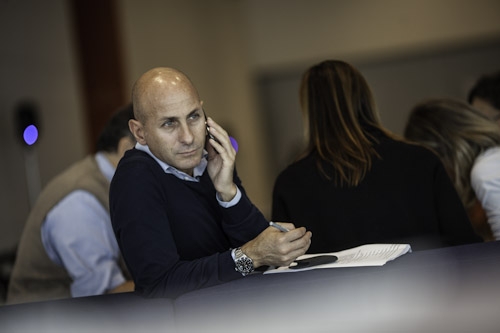 Galleria fotograficaHangar Bicocca, via Chiese 2, Milano. Per la prima volta teatro della presentazione della Guida di Identit&agrave;, &egrave; uno spazio polifunzionale nato nel 2004 dalla riconversione a spazio d&rsquo;arte contemporanea di un ex stabilimento appartenuto alla BredaAperto da gioved&igrave; a domenica, dalle 11 alle 23L'Hangar &egrave; anche HB Kids, programma di attivit&agrave; concepito apposta per i bimbi dai 12 ai 14 anni e le loro famiglie&nbsp;I Sette Palazzi Celesti di Anselm Kiefer, mostra permanente dell'HangarCon le permanenti, anche splendide mostre temporanee come Unidisplay di Carsten Nicolai, a&nbsp;cura di Chiara Bertola e Andrea LissoniSedie in attesa della conferenza di Identit&agrave;