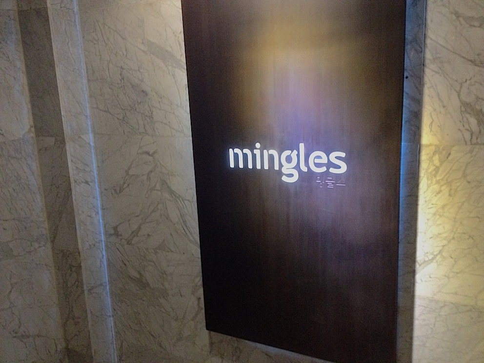 Galleria fotografica






Panoramica dal 32mo piano del Lotte Hotel di Seul. La capitale della Corea del Sud (che i locali pronunciano "sol"), con 10 milioni di abitanti (25 considerando tutta la proncia di Gyeonggi) è tra le città più popolose al mondo








Sfigurata nel Novecento dai Giapponesi (prima parte del secolo) e dalla guerra di Corea (1950-1953), oggi Seul ha un aspetto moderno, piuttosto occidentale








Con decine di milioni di turisti all'anno, Seul è tra le 10 città più visitate al mondo. Nella foto, una delle attrazioni più viste in città: il Dongdaemun Design Plaza, progettato da Zaha Adid e Samoo e completato nel marzo del 2014
 








A passeggio per il quartiere di Myeongdong, molto frequentato anche per l’alta concentrazione di ristoranti








Il viaggio era cominciato bene: tra le opzioni commestibili sui voli di Korean Air c’è proprio una squisita Bibimpap, con tanto di foglietto illustrativo








Bancarelle all’ingresso del mercato Namdaemun, tra i più popolari di Seul. Chiunque può andare e comprare; non occorrono licenze








Namdaemun, trippa a mollo








L’affitto di una bancarella al Namdaemun costa circa 2.000 dollari americani al mese, ma consente un ricavo medio mensile di almeno il doppio








Cozze giganti, molto popolari sulle tavole coreane








I mercati sono sterminati, molto puliti e per nulla caotici








All’interno del mercato, c’è anche un ristorante molto spartano e molto buono. Serve di tutto: hoe (pesce crudo), kimchi (verdure fermentate), guk tang (zuppe), bibimpap…








Baek kimchi: cavolo stufato con rape bianche, pere, prezzemolo coreano. Talvolta è servito anche con le castagne








Scodella di Bibimbap








Uova di quaglia bollite, aglio e edamame








A chiusura del pasto, ecco una bella zuppa fumante (erano le 8 del mattino)








Zuppa di alghe e merluzzo





