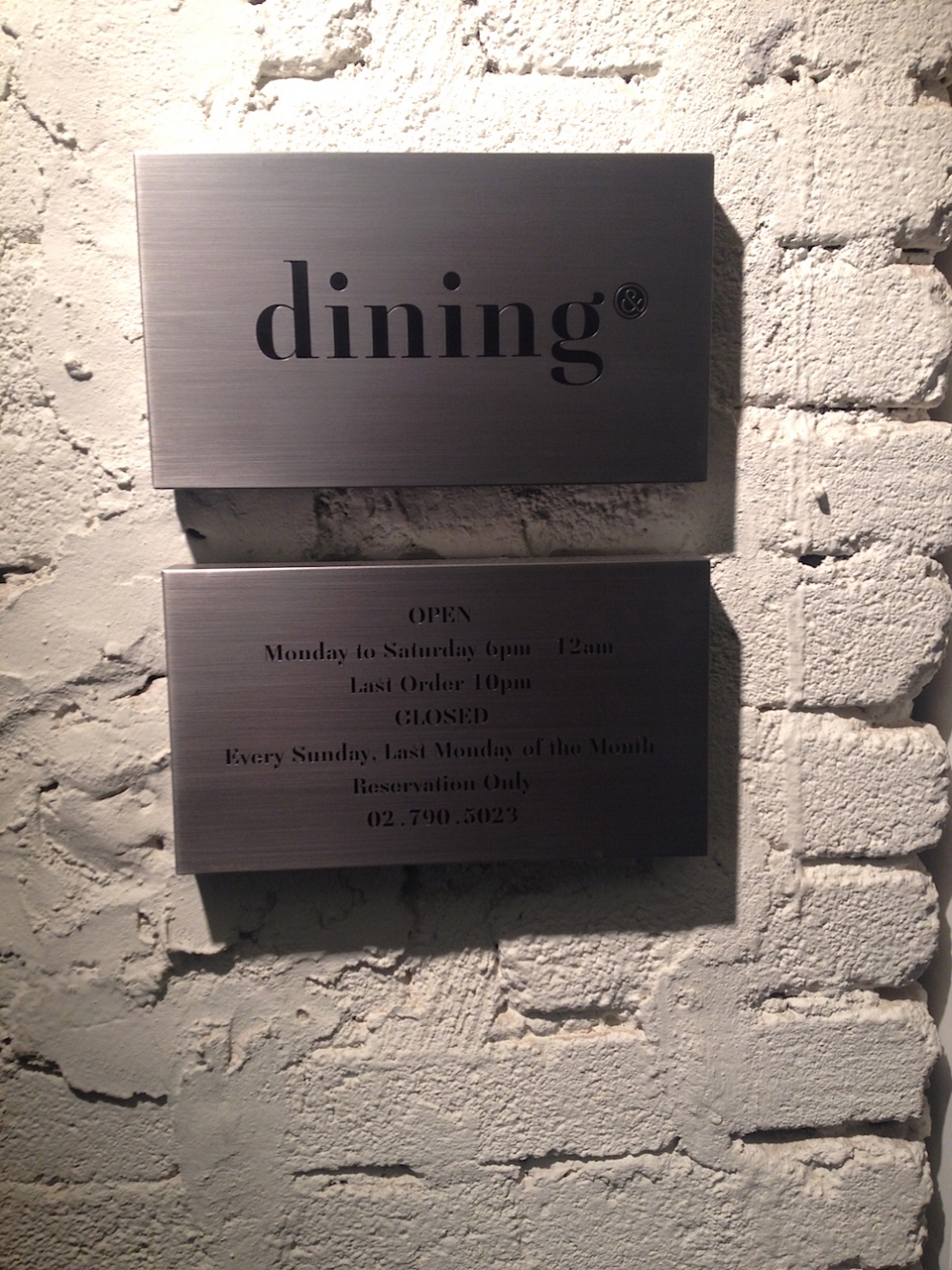 Galleria fotografica






Panoramica dal 32mo piano del Lotte Hotel di Seul. La capitale della Corea del Sud (che i locali pronunciano "sol"), con 10 milioni di abitanti (25 considerando tutta la proncia di Gyeonggi) è tra le città più popolose al mondo








Sfigurata nel Novecento dai Giapponesi (prima parte del secolo) e dalla guerra di Corea (1950-1953), oggi Seul ha un aspetto moderno, piuttosto occidentale








Con decine di milioni di turisti all'anno, Seul è tra le 10 città più visitate al mondo. Nella foto, una delle attrazioni più viste in città: il Dongdaemun Design Plaza, progettato da Zaha Adid e Samoo e completato nel marzo del 2014
 








A passeggio per il quartiere di Myeongdong, molto frequentato anche per l’alta concentrazione di ristoranti








Il viaggio era cominciato bene: tra le opzioni commestibili sui voli di Korean Air c’è proprio una squisita Bibimpap, con tanto di foglietto illustrativo








Bancarelle all’ingresso del mercato Namdaemun, tra i più popolari di Seul. Chiunque può andare e comprare; non occorrono licenze








Namdaemun, trippa a mollo








L’affitto di una bancarella al Namdaemun costa circa 2.000 dollari americani al mese, ma consente un ricavo medio mensile di almeno il doppio








Cozze giganti, molto popolari sulle tavole coreane








I mercati sono sterminati, molto puliti e per nulla caotici








All’interno del mercato, c’è anche un ristorante molto spartano e molto buono. Serve di tutto: hoe (pesce crudo), kimchi (verdure fermentate), guk tang (zuppe), bibimpap…








Baek kimchi: cavolo stufato con rape bianche, pere, prezzemolo coreano. Talvolta è servito anche con le castagne








Scodella di Bibimbap








Uova di quaglia bollite, aglio e edamame








A chiusura del pasto, ecco una bella zuppa fumante (erano le 8 del mattino)








Zuppa di alghe e merluzzo








Mingles, sulla Cheongdam-dong nel quartiere di Gangnam-gu, è l’indirizzo più interessante di cucina coreana contemporanea. L’ha aperto poco più di un anno fa Mingoo Kang, tornato a casa dopo esperienze da Martin Berasategui e da Nobu Bahamas








Mingoo Kang propone un solo menu degustazione da 88.000 won (circa 70 euro). Ognuno dei piatti contiene sempre un elemento fermentato








Mingles esprime un approccio creativo fondato però sulle salse fermentate, pilastro della cucina coreana tradizionale: cho (aceto), gan-jang (salsa di soia), gochu-jang (pasta molto piccante di peperoni rossi, fagioli di soia bolliti e sale), doen-jang (pasta di fagioli di soia), erbe e spezie








Composizione iniziale di amuse bouche. Da sinistra a destra: Polpo, foglia di senape e pasta di aioli fermentata; Gelatina di bacche omija, zuppetta di asparagi bianchi, mirtilli e spuma di aceto nero e Pera arrotolata nella sogliola (salsa di gochu jang marinata nello yuzu), uva e peperoncino








Sandwich di fegato di rana pescatrice in sfoglia di miele su chip di funghi








Insalata di noodle di riso con senape coreana, spuma di tofu, alghe marinate, abalone e aragosta








Torchon di foie gras marinato nel doen jang (pasta di fagioli di soia), vino di prugne dorate corane e kimchi bianco








Branzino al vapore con calamari mignon brasati in cima e alga combu, brodo di alghe, granchio e kimchi bianco








Cracker di alghe e tapioca con polvere di tartufo, uova di salmone, melanzana e purea di mango








Noodle di umami (capelli d’angelo, pasta di alghe e inchiostro di seppia), brodo di pollo e pesce, spuma di lemongrass, ricci di mare, ostriche fritte e gambero








Per dessert, Crème brulee di jang tro, pican di gan-jang, gochu-jang, gelato alla vaniglia e spuma di whisky








La squadra del ristorante Mingles fa festa a fine cena coi colleghi dell’Osteria Francescana. Al centro, Massimo Bottura, presenza illustre del Seoul Gourmet Festival (leggi qui)








Al centro, Vivian Han, patron del ristorante Congdu, uno dei più quotati in città, il posto ideale esperire la doppia anima della cucina coreana, tra la tradizione e una avanguardia moderata. Con lei si riconoscono lo chef Hwan Eui Lee e Chris Kwon, regista di sala (foto David Rosengarten)








The bella veranda del ristorante Congdu, indirizzo 116-1 Deoksu Palace








Spalla di maiale Jeju cotta in bassa temperatura per 48 ore con gimchi invecchiato








Carpaccio di manzo con 3 tipi di salsa di soia stagionata, caviale e insalata di fiori








Il cocktail più noto del Congdu: makgeolli di fagioli neri e ginseng rosso invecchiato 6 anni





