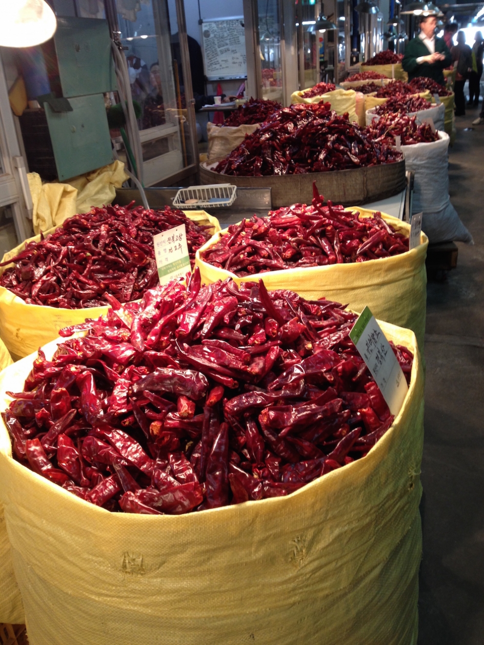 Galleria fotografica






Panoramica dal 32mo piano del Lotte Hotel di Seul. La capitale della Corea del Sud (che i locali pronunciano "sol"), con 10 milioni di abitanti (25 considerando tutta la proncia di Gyeonggi) è tra le città più popolose al mondo








Sfigurata nel Novecento dai Giapponesi (prima parte del secolo) e dalla guerra di Corea (1950-1953), oggi Seul ha un aspetto moderno, piuttosto occidentale








Con decine di milioni di turisti all'anno, Seul è tra le 10 città più visitate al mondo. Nella foto, una delle attrazioni più viste in città: il Dongdaemun Design Plaza, progettato da Zaha Adid e Samoo e completato nel marzo del 2014
 








A passeggio per il quartiere di Myeongdong, molto frequentato anche per l’alta concentrazione di ristoranti








Il viaggio era cominciato bene: tra le opzioni commestibili sui voli di Korean Air c’è proprio una squisita Bibimpap, con tanto di foglietto illustrativo








Bancarelle all’ingresso del mercato Namdaemun, tra i più popolari di Seul. Chiunque può andare e comprare; non occorrono licenze








Namdaemun, trippa a mollo








L’affitto di una bancarella al Namdaemun costa circa 2.000 dollari americani al mese, ma consente un ricavo medio mensile di almeno il doppio








Cozze giganti, molto popolari sulle tavole coreane








I mercati sono sterminati, molto puliti e per nulla caotici








All’interno del mercato, c’è anche un ristorante molto spartano e molto buono. Serve di tutto: hoe (pesce crudo), kimchi (verdure fermentate), guk tang (zuppe), bibimpap…








Baek kimchi: cavolo stufato con rape bianche, pere, prezzemolo coreano. Talvolta è servito anche con le castagne








Scodella di Bibimbap








Uova di quaglia bollite, aglio e edamame








A chiusura del pasto, ecco una bella zuppa fumante (erano le 8 del mattino)








Zuppa di alghe e merluzzo








Mingles, sulla Cheongdam-dong nel quartiere di Gangnam-gu, è l’indirizzo più interessante di cucina coreana contemporanea. L’ha aperto poco più di un anno fa Mingoo Kang, tornato a casa dopo esperienze da Martin Berasategui e da Nobu Bahamas








Mingoo Kang propone un solo menu degustazione da 88.000 won (circa 70 euro). Ognuno dei piatti contiene sempre un elemento fermentato








Mingles esprime un approccio creativo fondato però sulle salse fermentate, pilastro della cucina coreana tradizionale: cho (aceto), gan-jang (salsa di soia), gochu-jang (pasta molto piccante di peperoni rossi, fagioli di soia bolliti e sale), doen-jang (pasta di fagioli di soia), erbe e spezie








Composizione iniziale di amuse bouche. Da sinistra a destra: Polpo, foglia di senape e pasta di aioli fermentata; Gelatina di bacche omija, zuppetta di asparagi bianchi, mirtilli e spuma di aceto nero e Pera arrotolata nella sogliola (salsa di gochu jang marinata nello yuzu), uva e peperoncino








Sandwich di fegato di rana pescatrice in sfoglia di miele su chip di funghi








Insalata di noodle di riso con senape coreana, spuma di tofu, alghe marinate, abalone e aragosta








Torchon di foie gras marinato nel doen jang (pasta di fagioli di soia), vino di prugne dorate corane e kimchi bianco








Branzino al vapore con calamari mignon brasati in cima e alga combu, brodo di alghe, granchio e kimchi bianco








Cracker di alghe e tapioca con polvere di tartufo, uova di salmone, melanzana e purea di mango








Noodle di umami (capelli d’angelo, pasta di alghe e inchiostro di seppia), brodo di pollo e pesce, spuma di lemongrass, ricci di mare, ostriche fritte e gambero








Per dessert, Crème brulee di jang tro, pican di gan-jang, gochu-jang, gelato alla vaniglia e spuma di whisky








La squadra del ristorante Mingles fa festa a fine cena coi colleghi dell’Osteria Francescana. Al centro, Massimo Bottura, presenza illustre del Seoul Gourmet Festival (leggi qui)








Al centro, Vivian Han, patron del ristorante Congdu, uno dei più quotati in città, il posto ideale esperire la doppia anima della cucina coreana, tra la tradizione e una avanguardia moderata. Con lei si riconoscono lo chef Hwan Eui Lee e Chris Kwon, regista di sala (foto David Rosengarten)








The bella veranda del ristorante Congdu, indirizzo 116-1 Deoksu Palace








Spalla di maiale Jeju cotta in bassa temperatura per 48 ore con gimchi invecchiato








Carpaccio di manzo con 3 tipi di salsa di soia stagionata, caviale e insalata di fiori








Il cocktail più noto del Congdu: makgeolli di fagioli neri e ginseng rosso invecchiato 6 anni








AND dining, il ristorante di Jinmo Jang, si trova sulla Hannam-dong, quartiere di Yongsan-gu, quartiere vivace ad alto tasso hispter nella periferia meridionale della città. Si accede al ristorante di fine dining da una porticina, dopo aver passato una caffetteria da colazione








E’ un bancone di soli 8 coperti in tutto, con 3 persone in cucina. Solo menu degustazione da 130.000 won (105 euro circa)








Jinmo Jang, 30 anni, e il suo sous chef ByeongCheol Mun, 21 anni. La cucina di AND parte da una base coreana ma poi spazia in tutto il mondo, con richiami alla Nordic Cuisine e ampie parentesi anche al tecno-emozionale di stampo spagnolo (sifoni, maltodestrine, eccetera)








Amuse bouche: Minisandwich di mela e formaggio di capra, croquette alla carota e arancio, latte di tigre e tuorlo d’uovo al tartufo. Sotto, tartufo al cioccolato e gochujang








Tartare di capasanta con latte di ricci di mare e neve








Sea ("mare"): sabbia edibile di aringhe affumicate, alghe, olio di fagioli fermentati con maltodestrina di tapioca. Il tutto è servito con gamberi al vapore, lumache di mare, vongole, ostriche feremntate e tunicata








Abalone e uova di triglia disidratate








Anatra su salsa di bietole





