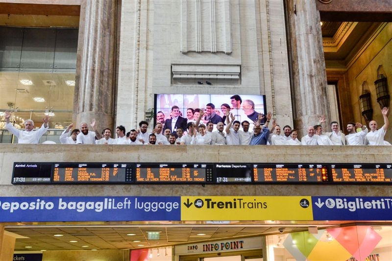 Galleria fotograficaLa presentazione di "100 chef x 10 anni": il microfono a Claudio Ceroni, patron MAGENTAbureauPaolo Marchi con Massimo Bottura