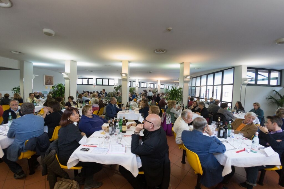 Galleria fotografica"Grandi cuochi all'opera" &egrave; la quinta edizione di un evento benefico concepito da Identit&agrave; Golose. Il tema di fondo cambia ogni anno: quest'anno era&nbsp;"Il mondo a tavola a Milano"
&nbsp;Cesare Battisti del Ratan&agrave;, unico chef italiano presenteIl pane di Massimo Grazioli: avanzato, imbustato e regalato agli ospitiVictoire Goulubi, cuoca congolese da anni a MilanoJuan Lema, Trattoria Mirta, cuoco uruguaiano che lavora nel silenzio&nbsp;Focaccia mortadella e mela di BattistiBattisti con Samuele MaioBattisti, Goulubi, IchikawaHaruo Ichikawa di IyoGuoqing Zhang, Bon WeiGuoqing Zhang e&nbsp;Chiara Wang Pei,&nbsp;Bon WeiNutrito il plotone di sponsor che ha voluto dare una mano alla rassegna:&nbsp;Grana Padano, Consorzio Italia del Vino,&nbsp;Birra Moretti, Acqua Panna e S.Pellegrino, caff&egrave; Lavazza
