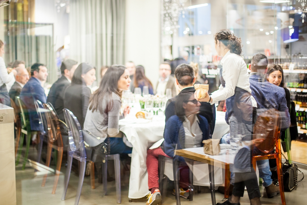 Galleria fotografica






L'ingresso di Eataly Smeraldo a Milano, vestito a festa per il decennale. Il primo Eataly aprì al Lingotto di Torino il 27 gennaio 2007. Milano inaugurò nel marzo 2014






