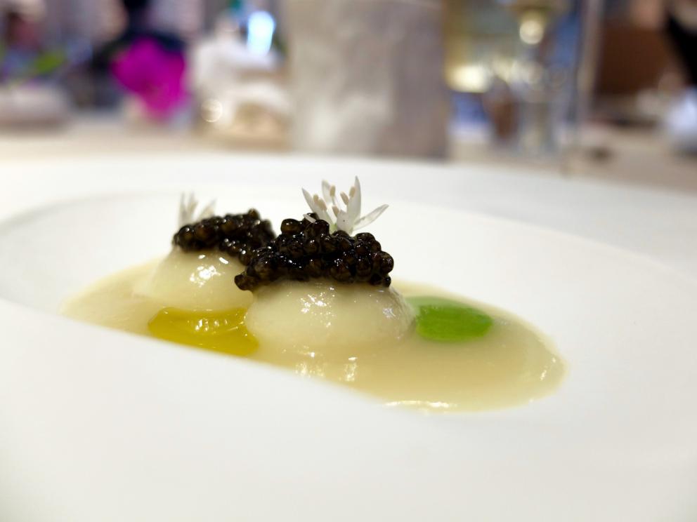 Galleria fotograficaUn pranzo spettacolare grazie a Michela ed Emanuele Scarello. Lo raccontano gli scatti di Tanio Liotta. S'inizia con gli appetizer: Sfera di zucchine trifolate e gel di menta, Cono di insalata russa e farina di ceci, Cialda di fagioli, lenticchie e amaranto e patate di Godia, Spugna di erbe verdi e cipolla fondente, Meringa al formaggio soffiato, Croccante di pistacchi, Grana Padano e caff&eacute;. E ancora: prosciutto crudo San Daniele Dall'Ava, grissini di polenta, ricotta fresca con erba cipollina
