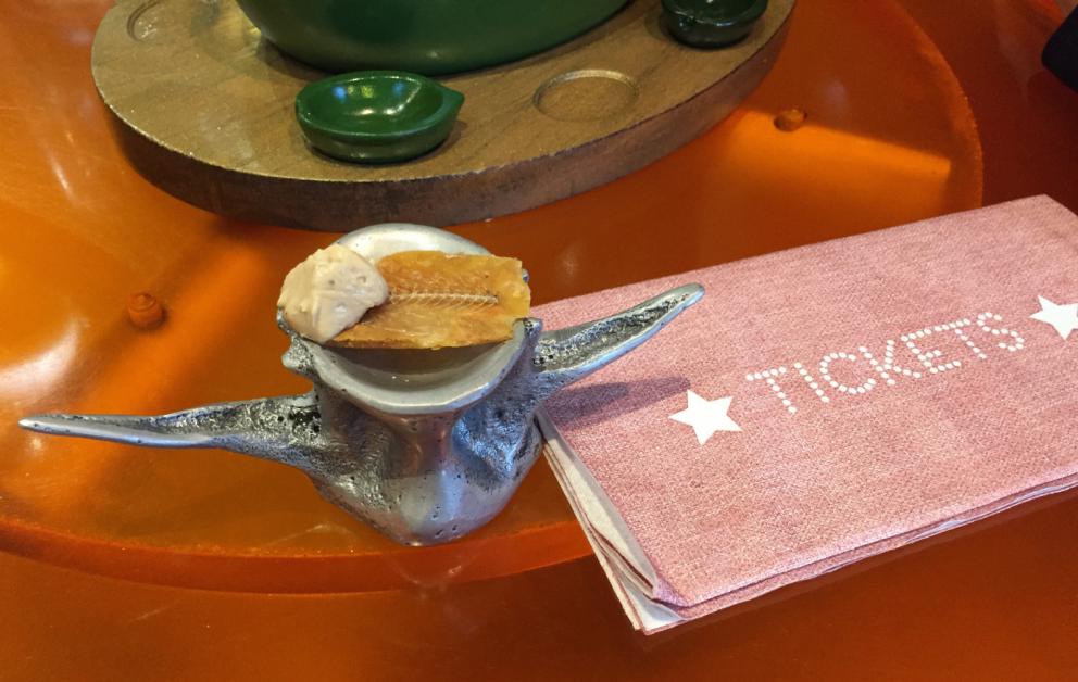 Galleria fotografica






Consommè de garbanzos. Prima che cominci il menu degustazione, viene portata al tavolo una bottiglia di vetro contenente del brodo freddo di ceci (in alto a destra). Ventitrè piatti dopo, alla fine del percorso "salato", verrà versato, in un bicchierino da grappa, del brodo caldo di jamon iberico da una teiera. Sopra ancora, la schiuma del brodo di ceci. Un caldo-freddo speciale (foto @ticketsbar instagram)






