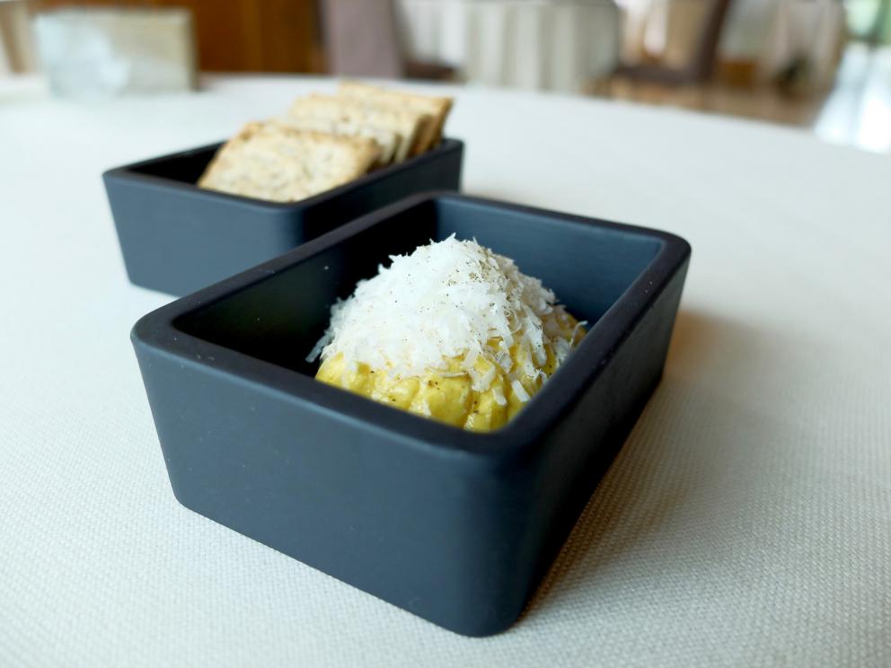 Galleria fotografica






Uomini e donne de La Tana Gourmet quasi al completo: da sinistra Alessandro Dal Degan, il pastry chef Denny Caliaro, Marco Perin, Jacopo Robelli, Giada Mastrotto, Enrico Maglio. Le foto sono di Tanio Liotta






