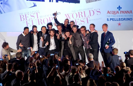Galleria fotografica






Il gonfalone della World's 50Best








Massimo Bottura e la moglie Lara, terzo alla fine








Massimo Bottura








Selfie di Spagna: da sinistra, la giornalista Lara Rivas, Quique Dacosta, Joan Roca e Andoni Luis Aduriz








Massimo e Lara Bottura








Jordi, Joan e Josep Roca, retrocessi al secondo posto con il loro Celler de Can Roca di Girona








Gaston Acurio, Astryd y Gaston, Lima (Peru), 18°








Enrico Crippa








Fergus Henderson di St. John, suo il premio alla carriera 2014








Inaki Aizpitarte di Chateaubriand a Parigi (27°) e Davide Scabin del Combal.zero (51°)








Elena e Juan Mari Arzak, ristorante Arzak di San Sebastian, ottavi








Yoshihiro Narisawa, Narisawa a Tokyo, 20°








Tutto pronto per le celebrazioni nella Guildehall di Londra








Agli estremi Raffaele Alajmo maitre delle Calandre (46°) e Pascal Barbot dell'Astrance di Parigi (38°)








Enrico Crippa, 39° col suo Piazza Duomo seduto accanto a Giuseppe Palmieri e Massimo Bottura dell'Osteria Francescana








L'annuncio del primo posto





