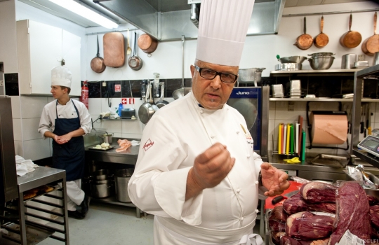 Galleria fotografica






Grande poco più della Svizzera, l'Estonia è la più settentrionale delle Repubbliche Baltiche. E' entrata nell'Ue nel maggio 2004 e, da gennaio scorso, adotta l'euro come moneta unica. Il 10% del suo territorio è composto da isole e isolotti (in tutto, 1.520)








<p>Tallinn, capitale dell'Estonia, ha 400mila abitanti circa, più o meno come Firenze. Nota come "città della pietra calcarea", la cinta muraria della complesso medioevale misura 2 km e conta su 26 torri. Uno spasso girare per i viottoli, specie nei giorni di sole</p>








Il più illustre cuoco della nazione è Dimitri Demjanov, co-autore del libro in foto, accademico dell'Estonian Culinary Institute nonché coach della delegazione nazionale estone in concorso agli ultimi Bocuse D'Or. Tecnica francese e fascinazioni scandinave contemporanee (Renè Redzepi, Claus Meyer...), si batte per la crescita gastronomica del Paese: «fino a due anni fa nessuno qui sapeva nulla sulla stagionalità dei prodotti...», spiega








Il ristorante Gloria di Dimitri Demjanov in centro a Tallinn. All'interno, un complesso di cunicoli scavati nelle mura della città, 2mila etichette esposte e una sala in cui assaggiarre piatti classici di stampo russo/francese come Aringhe alla Romanov o Scaloppe di foie gras. Per una cucina più contemporanea, rivolgersi all'Egoist, altra insegna di proprietà. Il nome tradisce l'inclinazione all'ego-riferimento del suo proprietario








La Sogliola del Gloria di Tallinn, impeccabile nella sua classicità (e non nella luce dello scatto, ahinoi)





