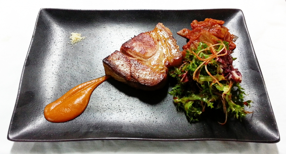 Galleria fotografica






Panoramica dal 32mo piano del Lotte Hotel di Seul. La capitale della Corea del Sud (che i locali pronunciano "sol"), con 10 milioni di abitanti (25 considerando tutta la proncia di Gyeonggi) è tra le città più popolose al mondo








Sfigurata nel Novecento dai Giapponesi (prima parte del secolo) e dalla guerra di Corea (1950-1953), oggi Seul ha un aspetto moderno, piuttosto occidentale








Con decine di milioni di turisti all'anno, Seul è tra le 10 città più visitate al mondo. Nella foto, una delle attrazioni più viste in città: il Dongdaemun Design Plaza, progettato da Zaha Adid e Samoo e completato nel marzo del 2014
 








A passeggio per il quartiere di Myeongdong, molto frequentato anche per l’alta concentrazione di ristoranti








Il viaggio era cominciato bene: tra le opzioni commestibili sui voli di Korean Air c’è proprio una squisita Bibimpap, con tanto di foglietto illustrativo








Bancarelle all’ingresso del mercato Namdaemun, tra i più popolari di Seul. Chiunque può andare e comprare; non occorrono licenze








Namdaemun, trippa a mollo








L’affitto di una bancarella al Namdaemun costa circa 2.000 dollari americani al mese, ma consente un ricavo medio mensile di almeno il doppio








Cozze giganti, molto popolari sulle tavole coreane








I mercati sono sterminati, molto puliti e per nulla caotici








All’interno del mercato, c’è anche un ristorante molto spartano e molto buono. Serve di tutto: hoe (pesce crudo), kimchi (verdure fermentate), guk tang (zuppe), bibimpap…








Baek kimchi: cavolo stufato con rape bianche, pere, prezzemolo coreano. Talvolta è servito anche con le castagne








Scodella di Bibimbap








Uova di quaglia bollite, aglio e edamame








A chiusura del pasto, ecco una bella zuppa fumante (erano le 8 del mattino)








Zuppa di alghe e merluzzo








Mingles, sulla Cheongdam-dong nel quartiere di Gangnam-gu, è l’indirizzo più interessante di cucina coreana contemporanea. L’ha aperto poco più di un anno fa Mingoo Kang, tornato a casa dopo esperienze da Martin Berasategui e da Nobu Bahamas








Mingoo Kang propone un solo menu degustazione da 88.000 won (circa 70 euro). Ognuno dei piatti contiene sempre un elemento fermentato








Mingles esprime un approccio creativo fondato però sulle salse fermentate, pilastro della cucina coreana tradizionale: cho (aceto), gan-jang (salsa di soia), gochu-jang (pasta molto piccante di peperoni rossi, fagioli di soia bolliti e sale), doen-jang (pasta di fagioli di soia), erbe e spezie








Composizione iniziale di amuse bouche. Da sinistra a destra: Polpo, foglia di senape e pasta di aioli fermentata; Gelatina di bacche omija, zuppetta di asparagi bianchi, mirtilli e spuma di aceto nero e Pera arrotolata nella sogliola (salsa di gochu jang marinata nello yuzu), uva e peperoncino








Sandwich di fegato di rana pescatrice in sfoglia di miele su chip di funghi








Insalata di noodle di riso con senape coreana, spuma di tofu, alghe marinate, abalone e aragosta








Torchon di foie gras marinato nel doen jang (pasta di fagioli di soia), vino di prugne dorate corane e kimchi bianco








Branzino al vapore con calamari mignon brasati in cima e alga combu, brodo di alghe, granchio e kimchi bianco








Cracker di alghe e tapioca con polvere di tartufo, uova di salmone, melanzana e purea di mango








Noodle di umami (capelli d’angelo, pasta di alghe e inchiostro di seppia), brodo di pollo e pesce, spuma di lemongrass, ricci di mare, ostriche fritte e gambero








Per dessert, Crème brulee di jang tro, pican di gan-jang, gochu-jang, gelato alla vaniglia e spuma di whisky








La squadra del ristorante Mingles fa festa a fine cena coi colleghi dell’Osteria Francescana. Al centro, Massimo Bottura, presenza illustre del Seoul Gourmet Festival (leggi qui)








Al centro, Vivian Han, patron del ristorante Congdu, uno dei più quotati in città, il posto ideale esperire la doppia anima della cucina coreana, tra la tradizione e una avanguardia moderata. Con lei si riconoscono lo chef Hwan Eui Lee e Chris Kwon, regista di sala (foto David Rosengarten)








The bella veranda del ristorante Congdu, indirizzo 116-1 Deoksu Palace





