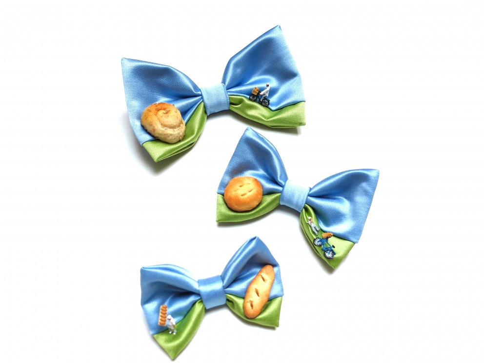 Galleria fotograficaBreakfast at Tiffany&rsquo;s
Seta, pvc, acciaio, cristallo, silicone
Bubbles are forever 
Nylon spalmato, pvc, vetro, alluminio
Make a wish...
Nylon spalmato, pvc, silicone, zucchero, cera
Ready to order? 
Carta fotografica, pvc
Lights, camera, action! 
Velluto di seta, pvc, ottone
