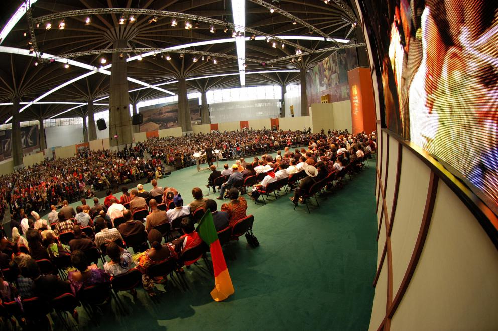 Galleria fotografica






La copertina di Slow Food. Storia di un’utopia possibile, di Carlo Petrini e Gigi Padovani, Giunti-Slow Food Editore, pagg 356, settembre 2017, 18 euro (15,30 euro acquistandolo qui)









Il manifesto Slow-food uscito il 3 novembre 1987 sul Gambero Rosso, con una chiocciola disegnata da Gianni Sassi









Carlin Petrini a Terra Madre









Passo indietro, siamo agli albori di Slow Food: Cantè i'euv nel 1979









Cantè i'euv nel 1979. Si riconosce Petrini, quarto da sinistra









Il primo numero della rivista La Gola, nell'ottobre 1982









La prima guida vini, nel 1988









La tessera Arcigola 1988









La tessera Arcigola 1989









La prima tessera Slow Food, nel 1990









Foto ricordo del congresso di Parigi nel 1989









Il congresso a Venezia nel 1990









Rivista Slow Food, 1993









Petrini con le gemelle Nete e Carlo Rambaldi a Sanremo









Anni Novanta: Giovanni Ravinale, Carlìn Petrini, Azio Citi 









1996: primo Salone del Gusto di Torino









1996: Laboratorio del Gusto al primo Salone di Torino









Una vignetta del 1996









2003: Vandana Shiva, Carlo Petrini e Alice Waters









Petrini nel 2004 tra l'allora presidente della Regione Piemonte, Enzo Ghigo, e l'allora sindaco di Torino Sergio Chiamparino






