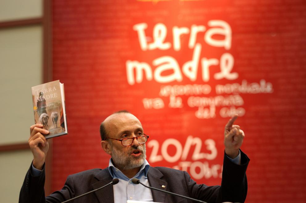 Galleria fotografica






La copertina di Slow Food. Storia di un’utopia possibile, di Carlo Petrini e Gigi Padovani, Giunti-Slow Food Editore, pagg 356, settembre 2017, 18 euro (15,30 euro acquistandolo qui)









Il manifesto Slow-food uscito il 3 novembre 1987 sul Gambero Rosso, con una chiocciola disegnata da Gianni Sassi






