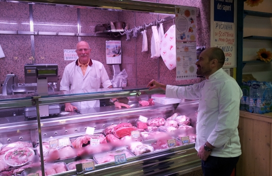 Galleria fotografica






Fabio Baldassarre al mercato Prealpi








Fabio Barbaglini fa la spesa al mercato Morsenchio per l'iniziativa Cuoco sociale








Lo chef Francesco Costanzo con il volontario del Comune di Milano al mercato Fusina








A ogni bollino corrisponde 1 euro: con 2 euro si può ricevere il ricettario con i menu di tutti gli chef, mentre con 5 euro si riceve la borsa con il logo del Comune di Milano contenente anche il numero di maggio de La Cucina Italiana








Costanzo al mercato Fusina








I banchi del mercato Prealpi








Mercato Ticinese








Fabio Barbaglini fa la spesa con l'assessore Franco D'Alfonso al mercato Morsenchio








Matias Perdomo con Giuseppe Zen, patron di Mangiari di Strada, ieri mattina al mercato Ticinese








Fabio Barbaglini al mercato Prealpi





